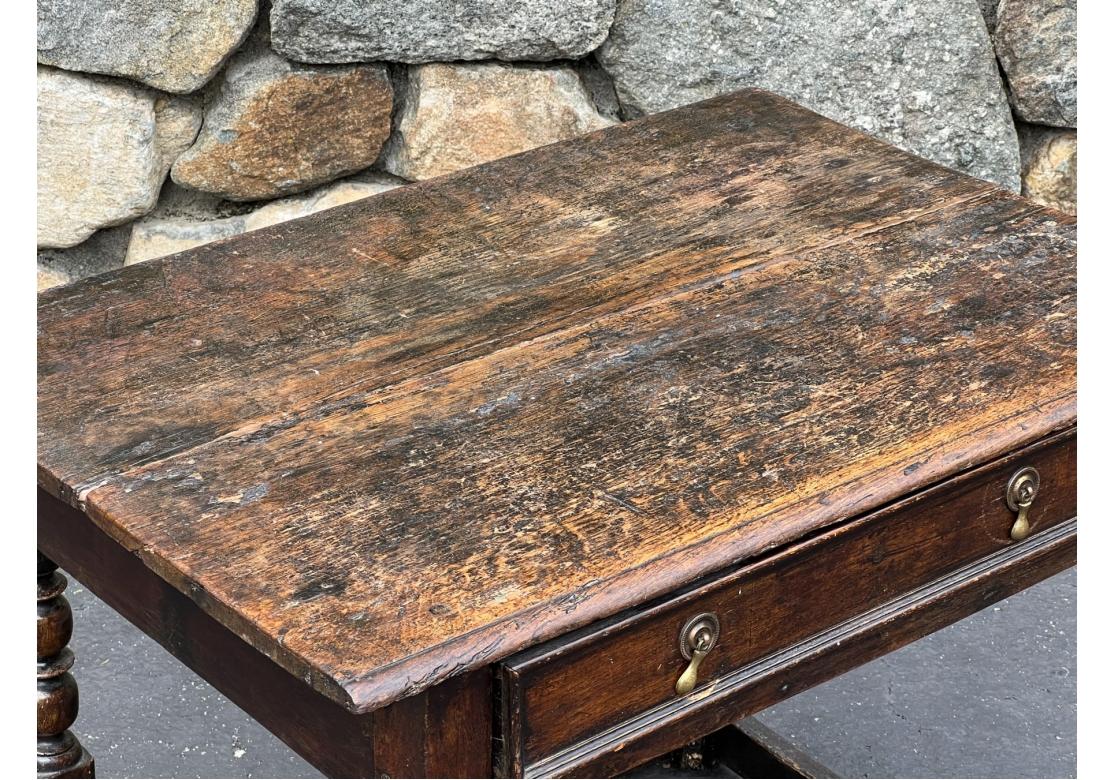 Ancienne table de taverne anglaise Jacobean Ca. 1700-1730 à restaurer Abîmé - En vente à Bridgeport, CT