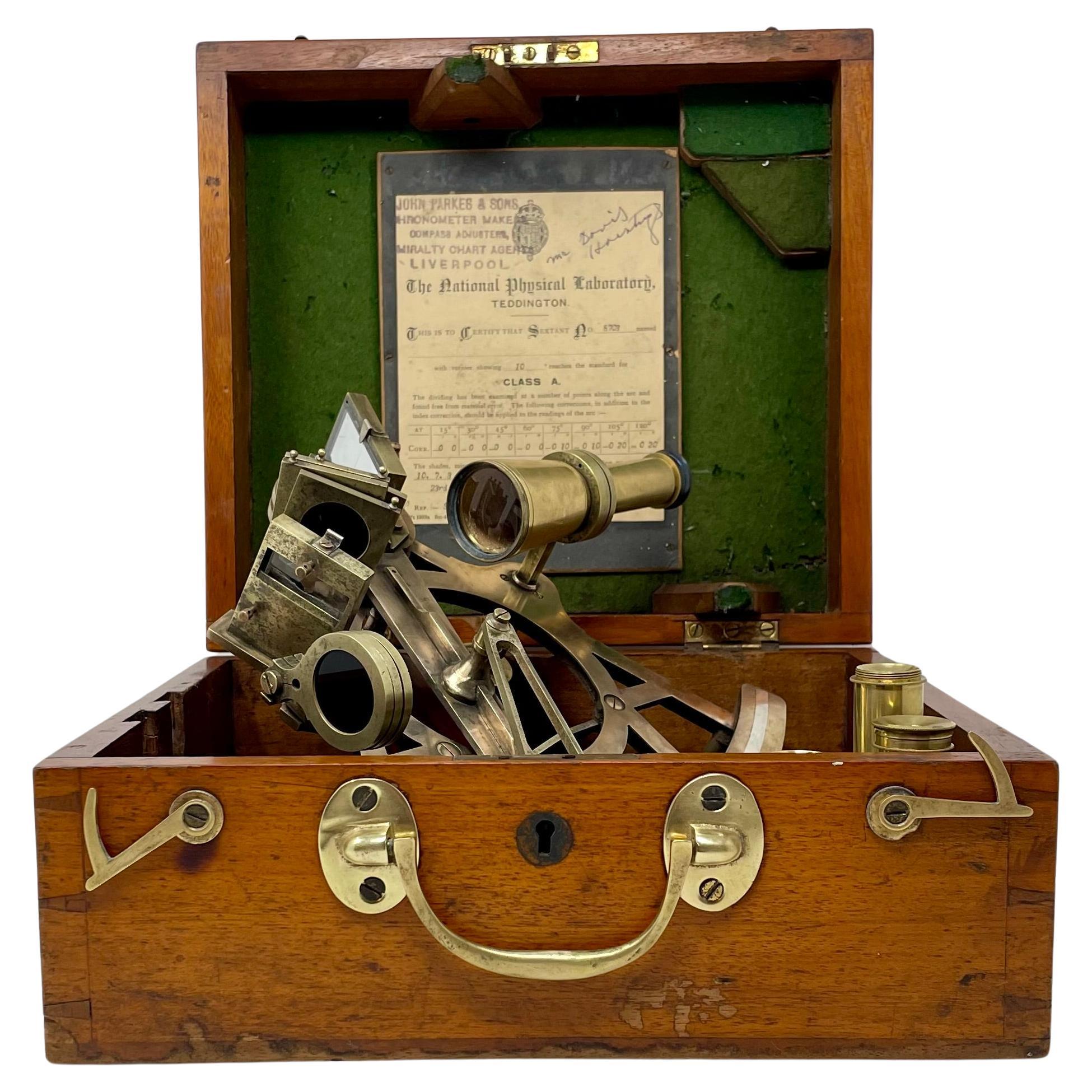 Antico sestante inglese in ottone e acciaio con custodia originale, anni '20 circa.
Prodotto da John Parks & Sons di Liverpool, Inghilterra.