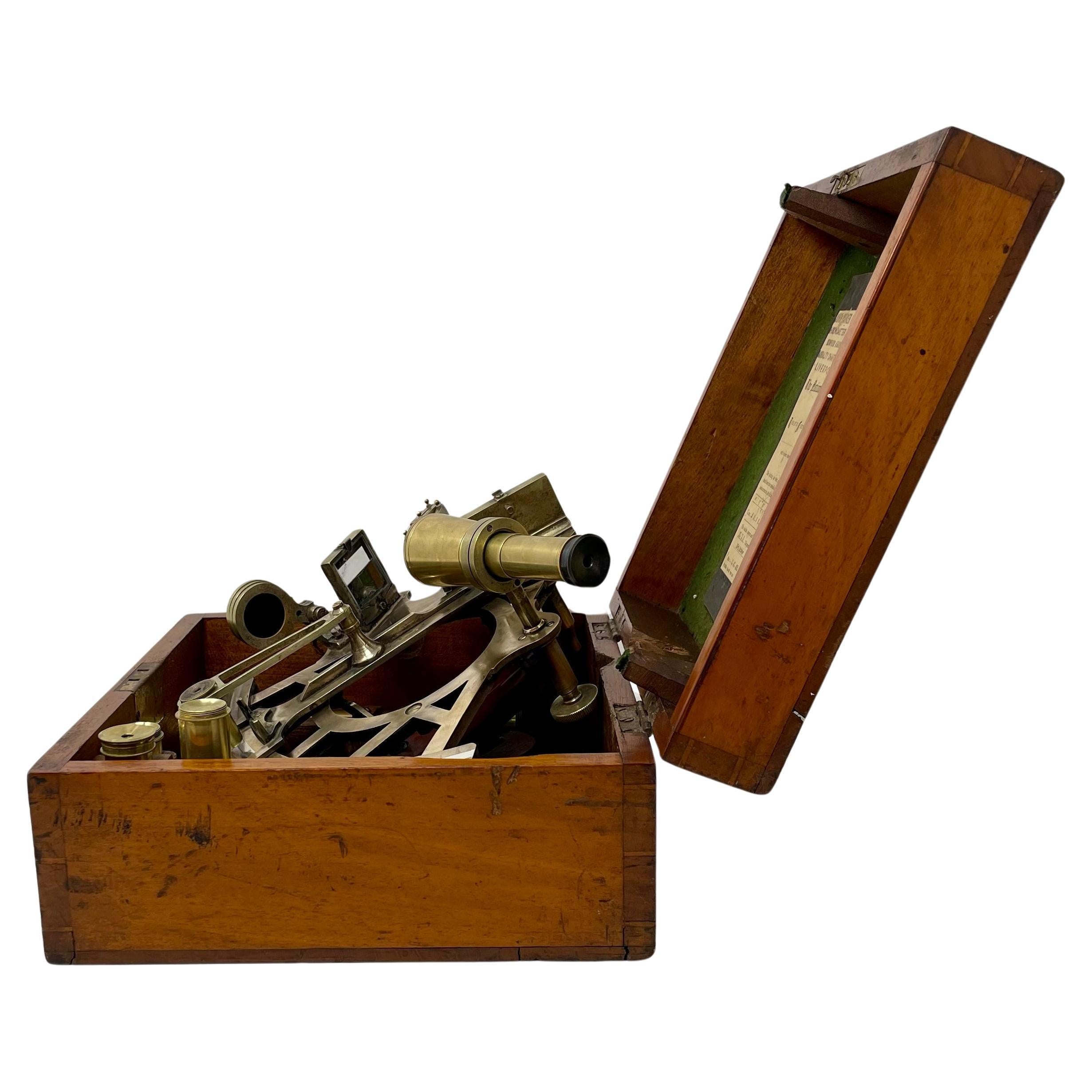 XX secolo Antico sestante inglese John Parks & Sons in ottone con custodia originale, anni '20 circa.