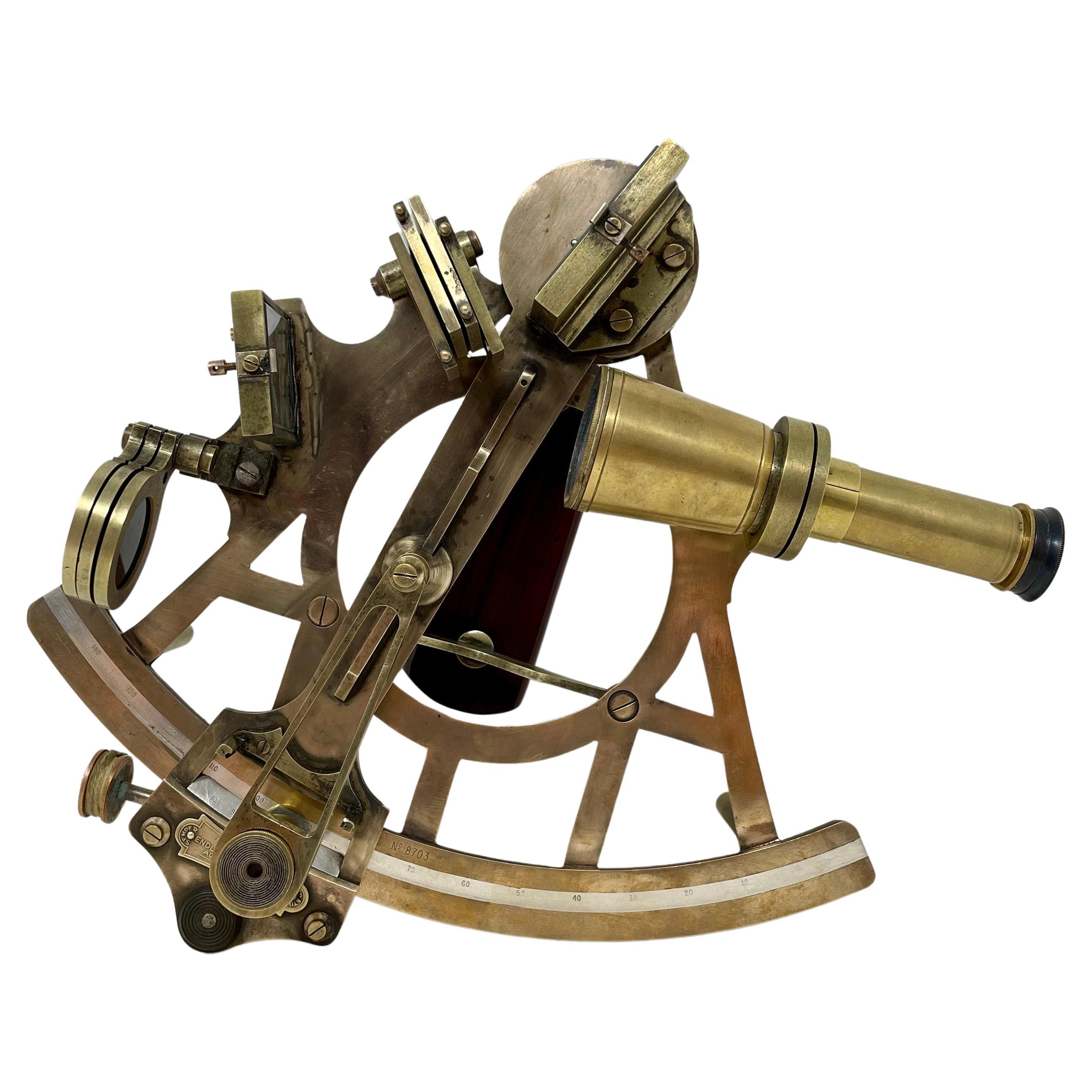 Ottone Antico sestante inglese John Parks & Sons in ottone con custodia originale, anni '20 circa.