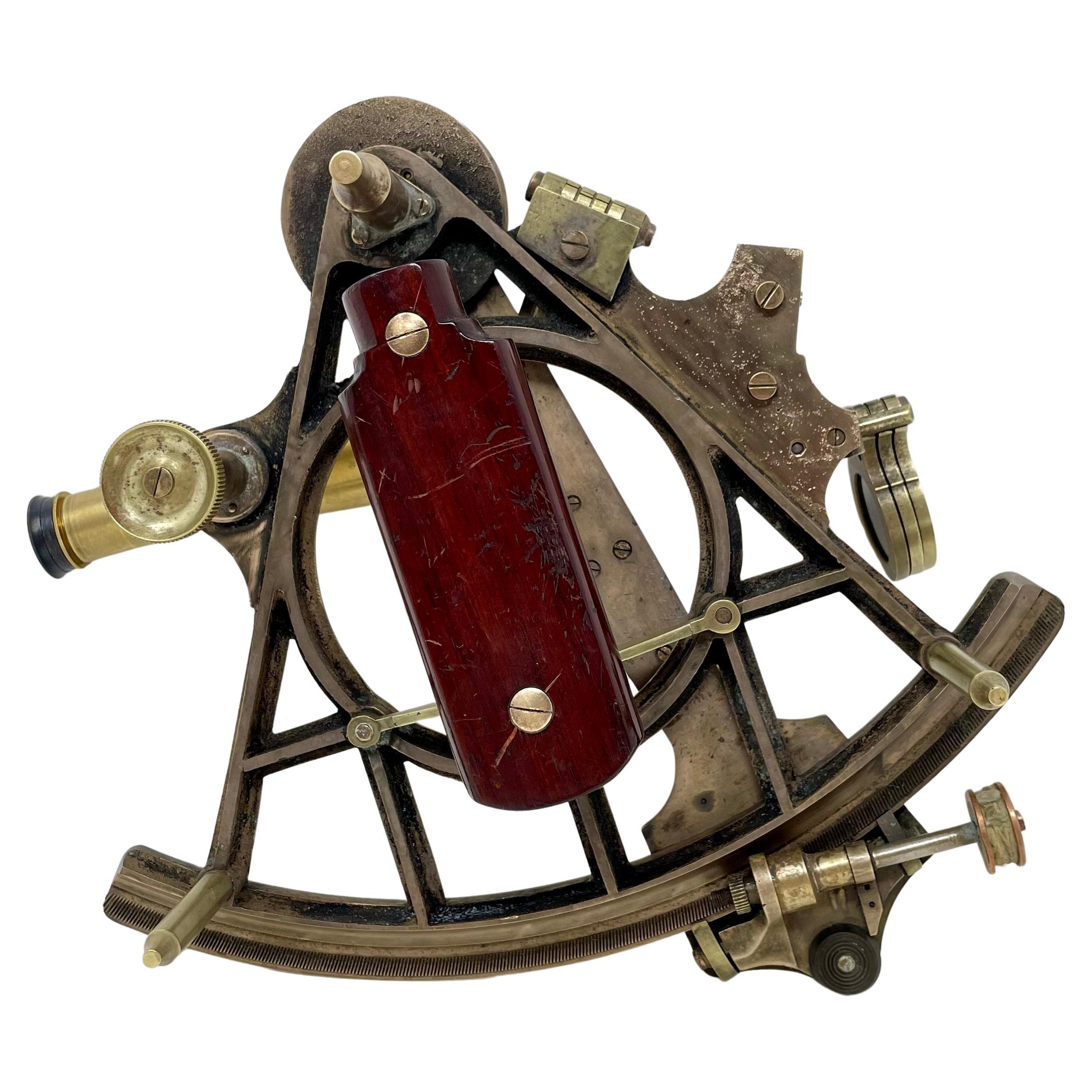Antico sestante inglese John Parks & Sons in ottone con custodia originale, anni '20 circa. 1