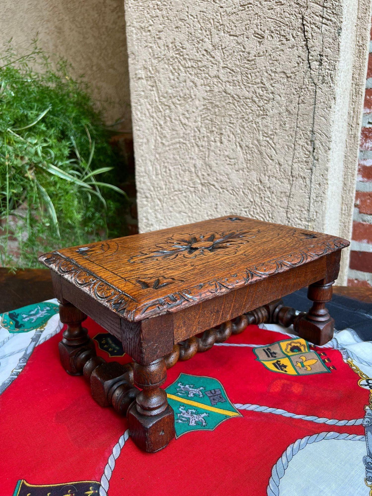Antique English Kettle Stand Footstool Barley Twist Carved Oak Display Stool.

Direkt aus Frankreich, eine schöne kleine antike englische Eiche Gerste Twist Kettle Stand oder Fußhocker, mit britischen Charme geladen.
Massive Eichenkonstruktion mit