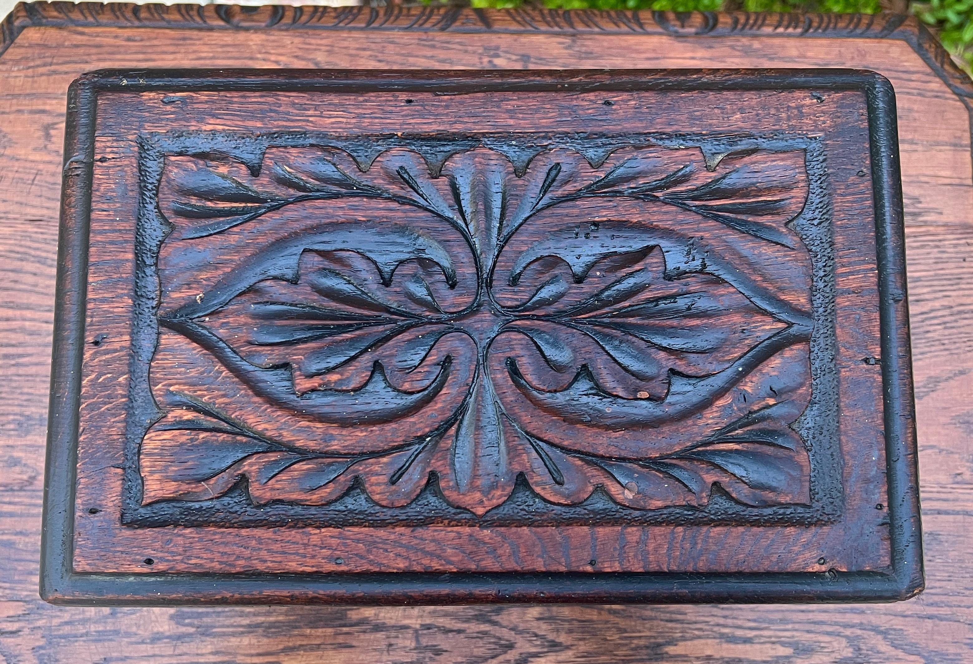 Antike englische Kettle Stand Small Footstool Bench Carved Oak c. 1920s-30s (Englisch) im Angebot