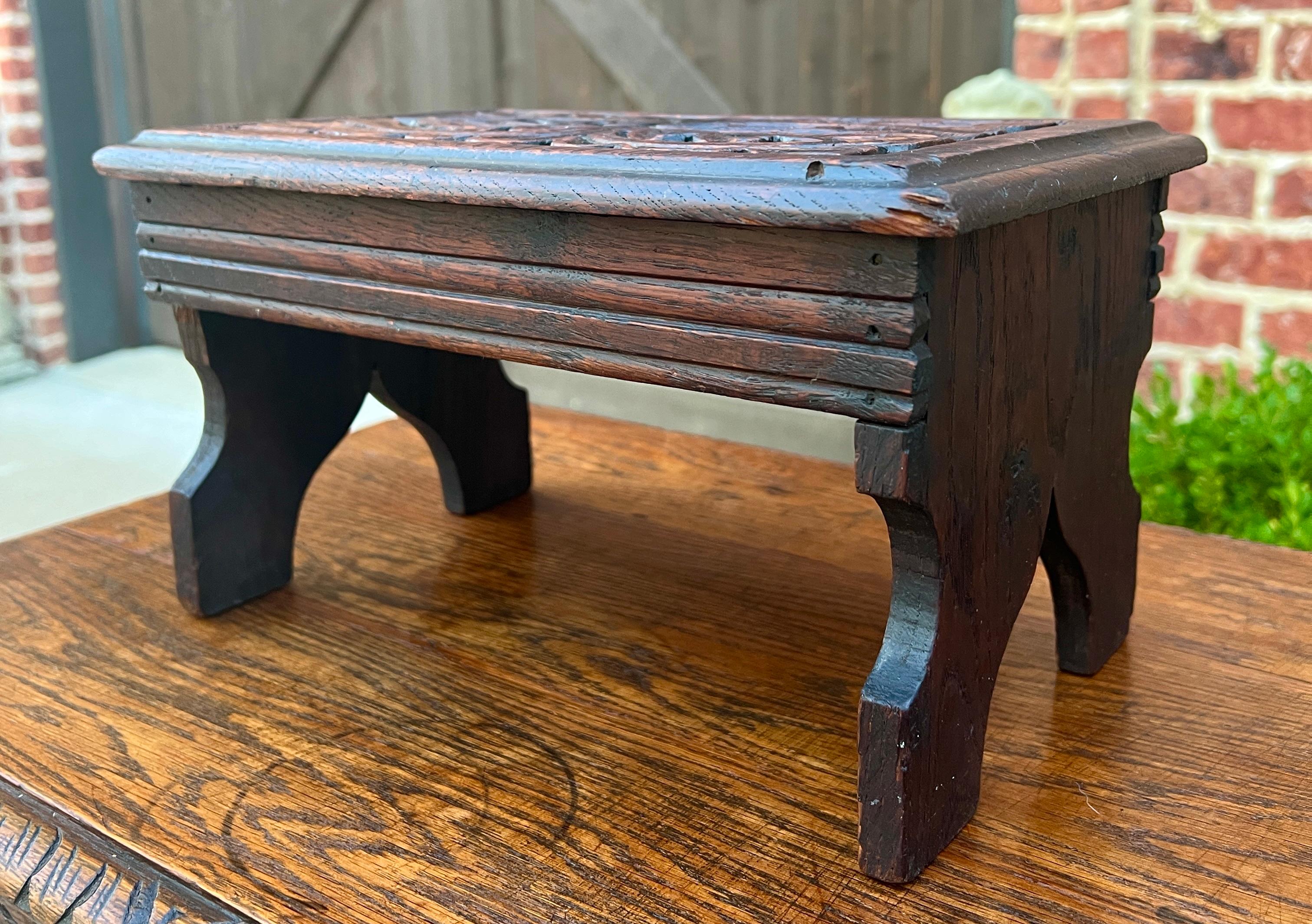 Antike englische Kettle Stand Small Footstool Bench Carved Oak c. 1920s-30s (Geschnitzt) im Angebot