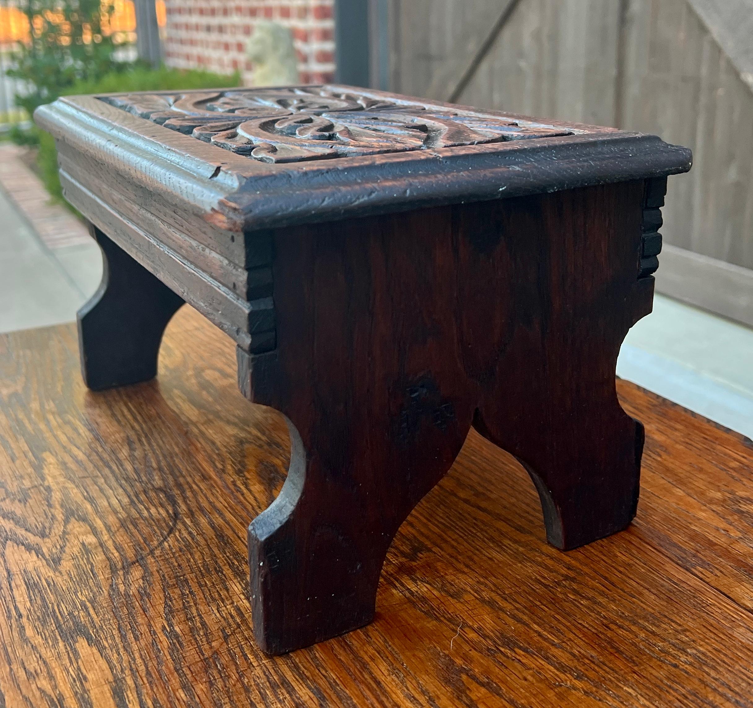 Antike englische Kettle Stand Small Footstool Bench Carved Oak c. 1920s-30s im Zustand „Gut“ im Angebot in Tyler, TX