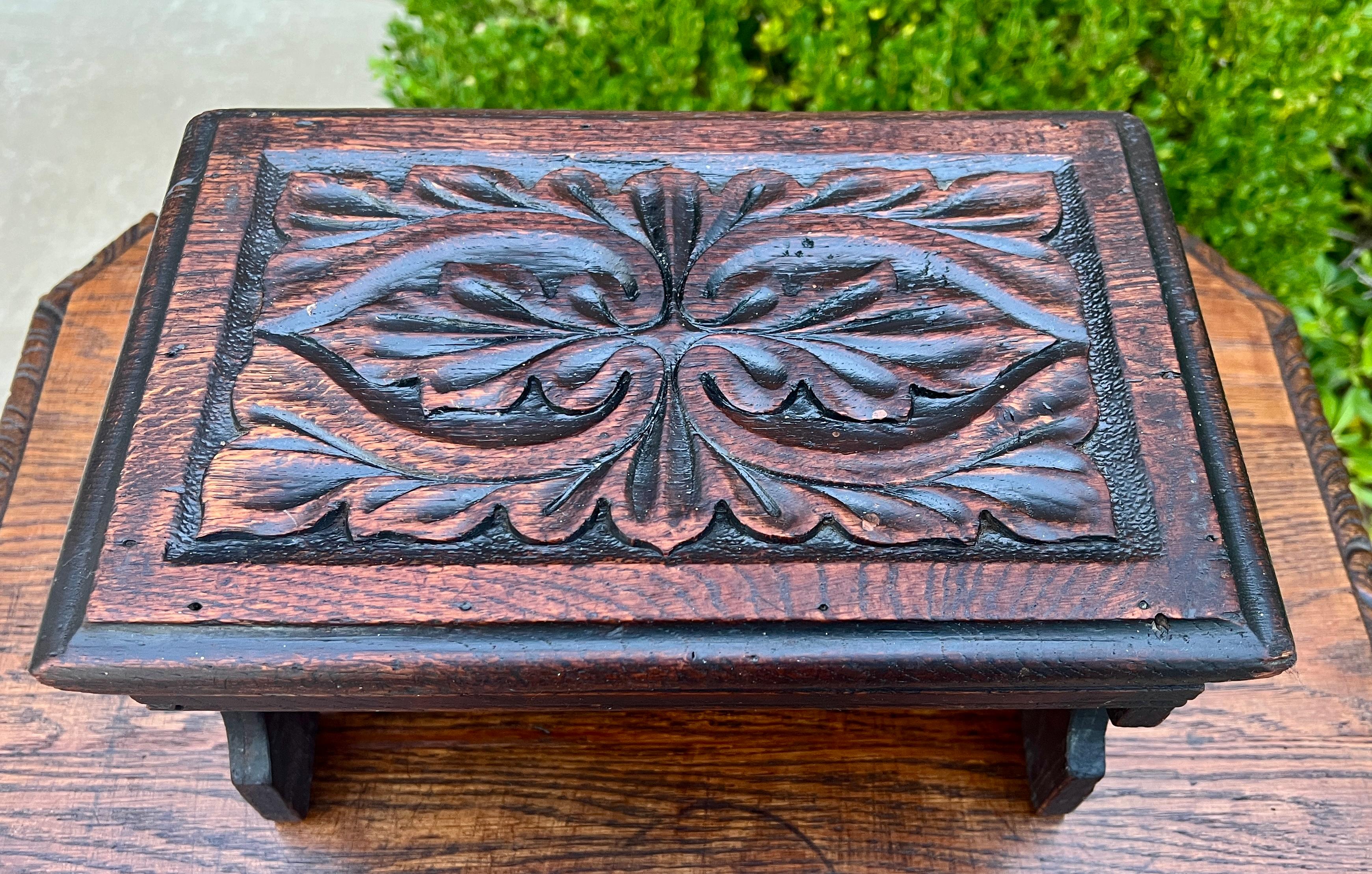 Début du 20ème siècle Antique English Kettle Stand Small Footstool Bench Carved Oak c. 1920s-30s en vente