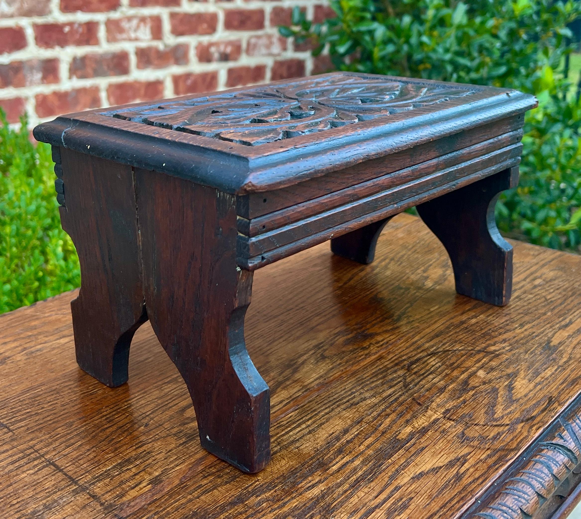Chêne Antique English Kettle Stand Small Footstool Bench Carved Oak c. 1920s-30s en vente