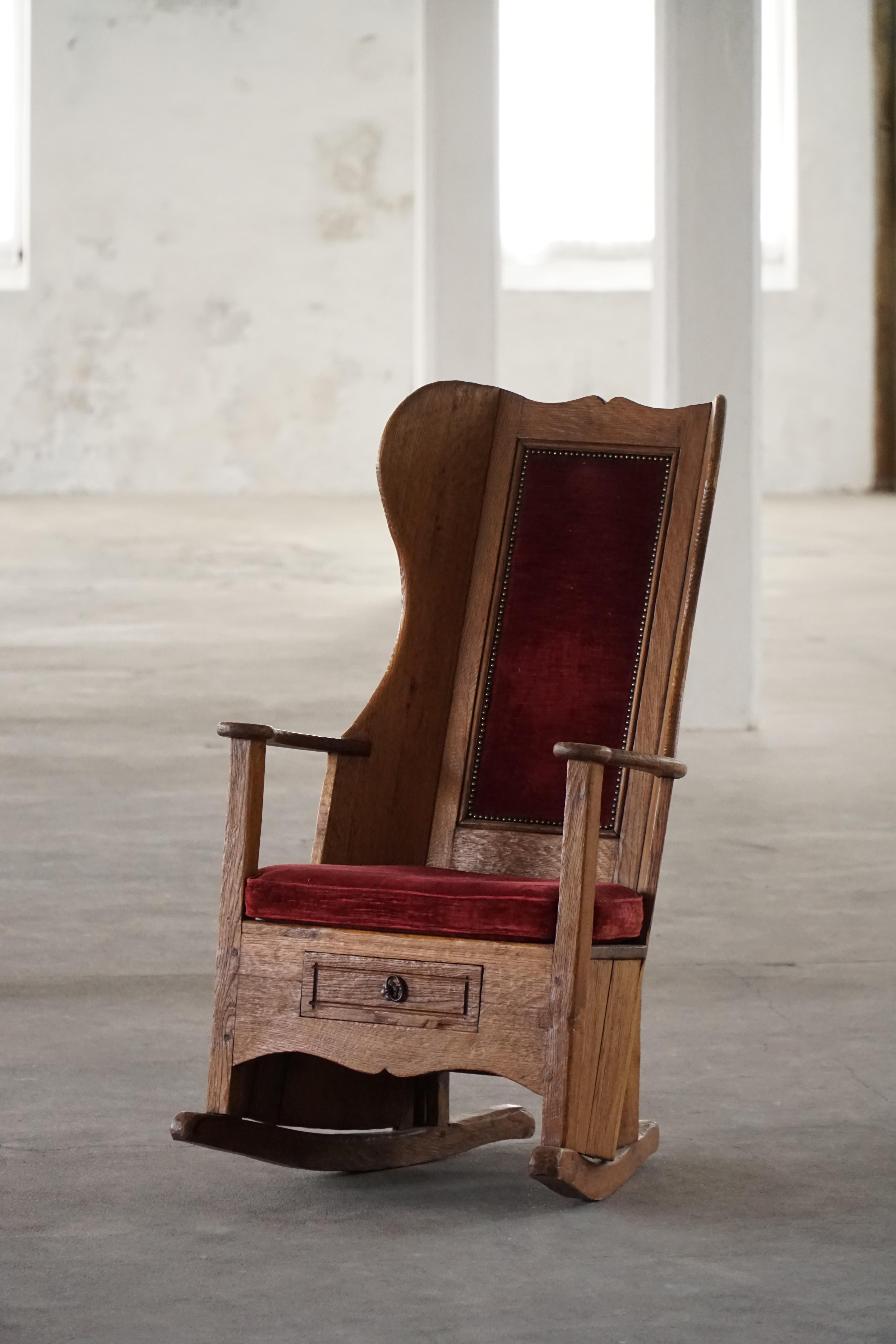 Ancienne chaise à bascule en agneau anglais avec tapisserie en velours rouge, 19e siècle en vente 3