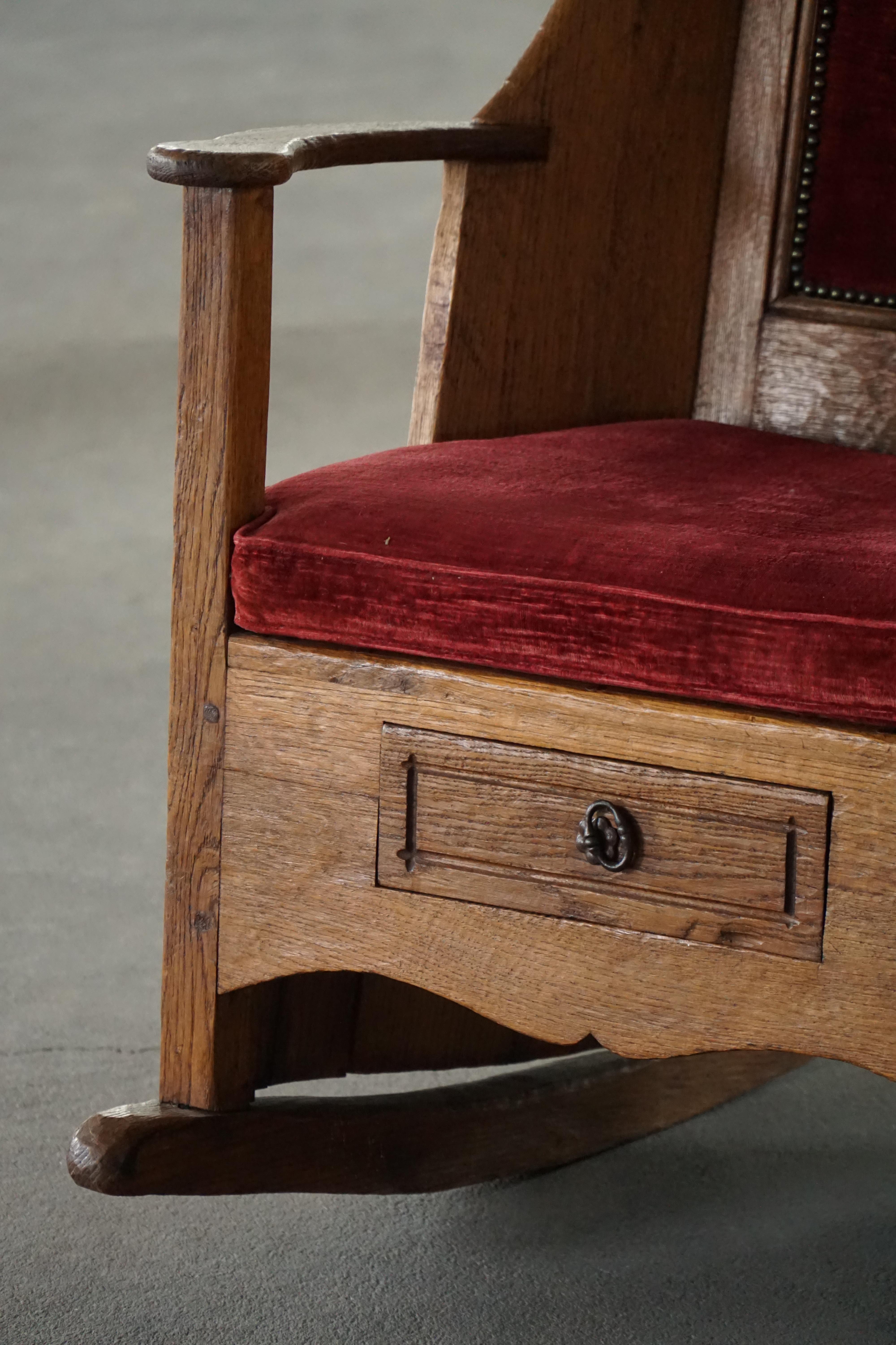 Ancienne chaise à bascule en agneau anglais avec tapisserie en velours rouge, 19e siècle en vente 4