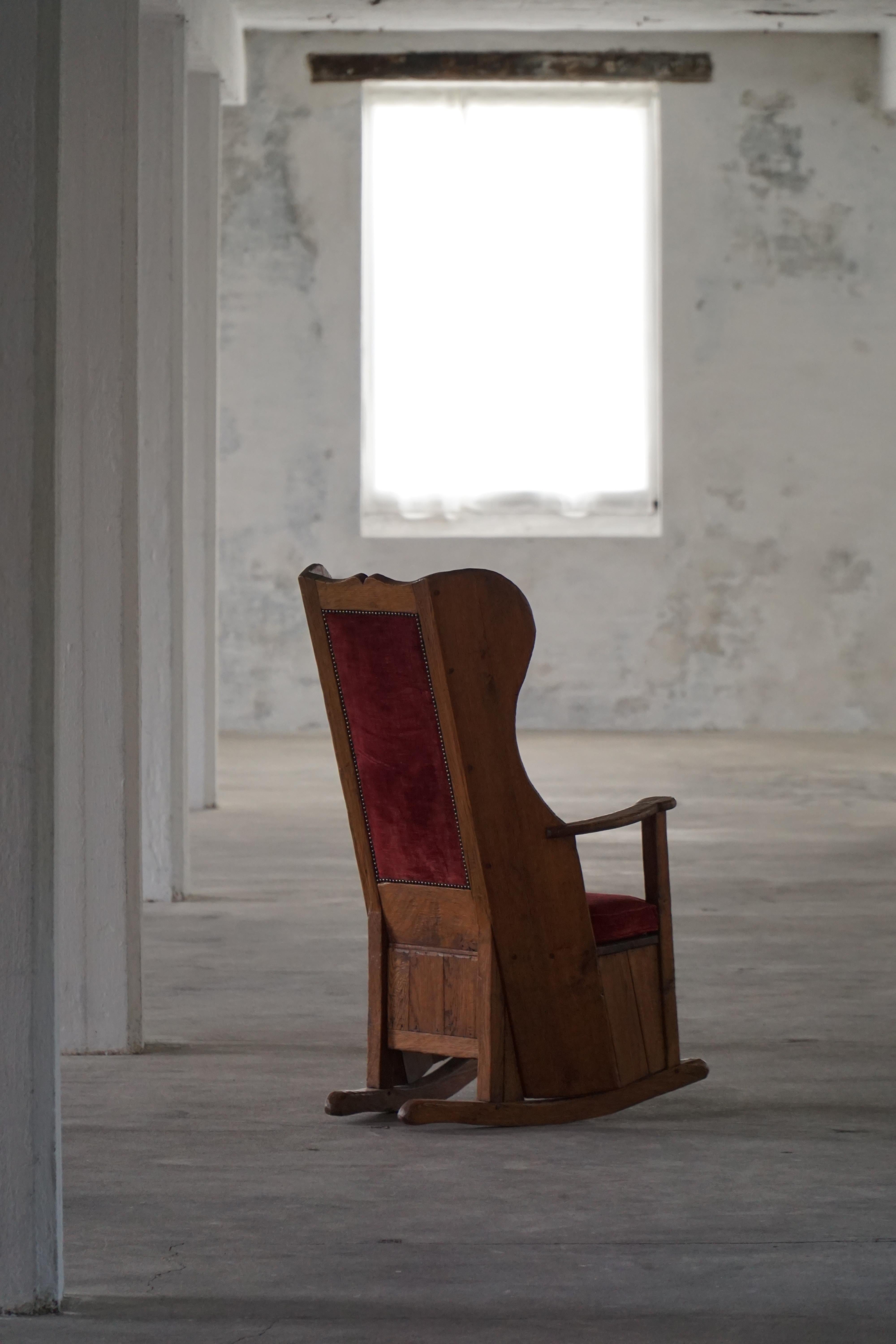 Ancienne chaise à bascule en agneau anglais avec tapisserie en velours rouge, 19e siècle en vente 8