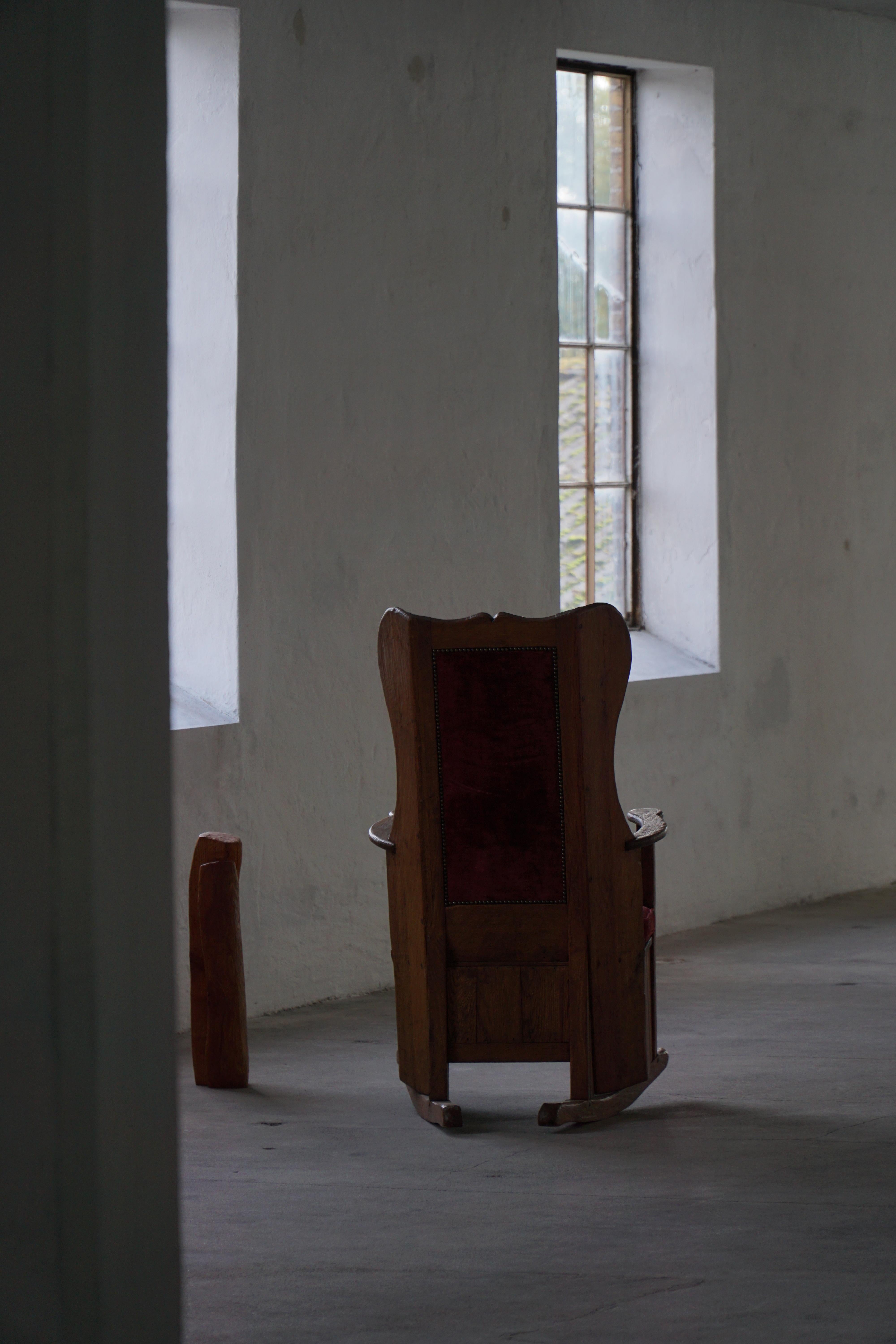 Ancienne chaise à bascule en agneau anglais avec tapisserie en velours rouge, 19e siècle en vente 2
