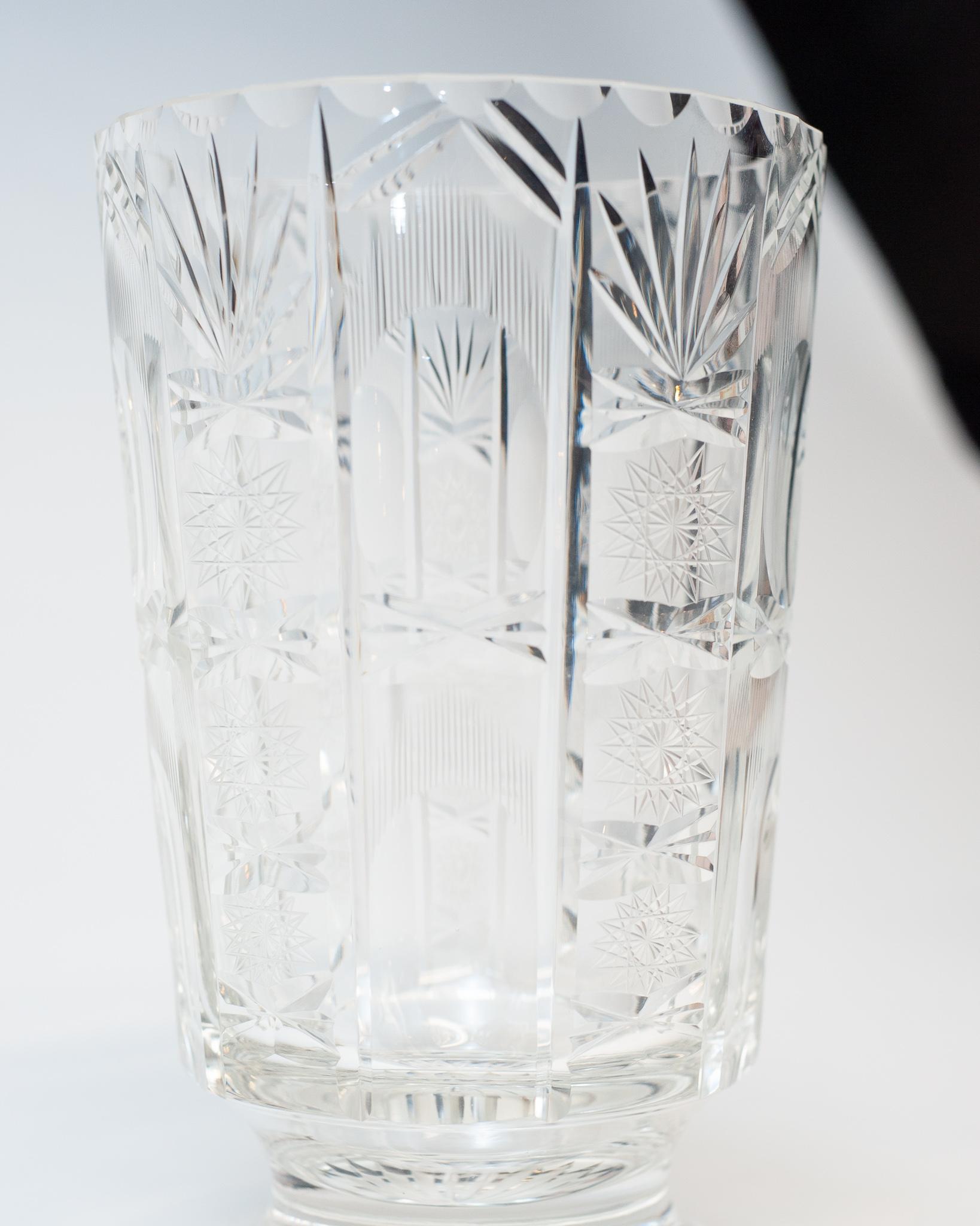 Antique English Large Cut Crystal Vase In Good Condition In Toronto, ON