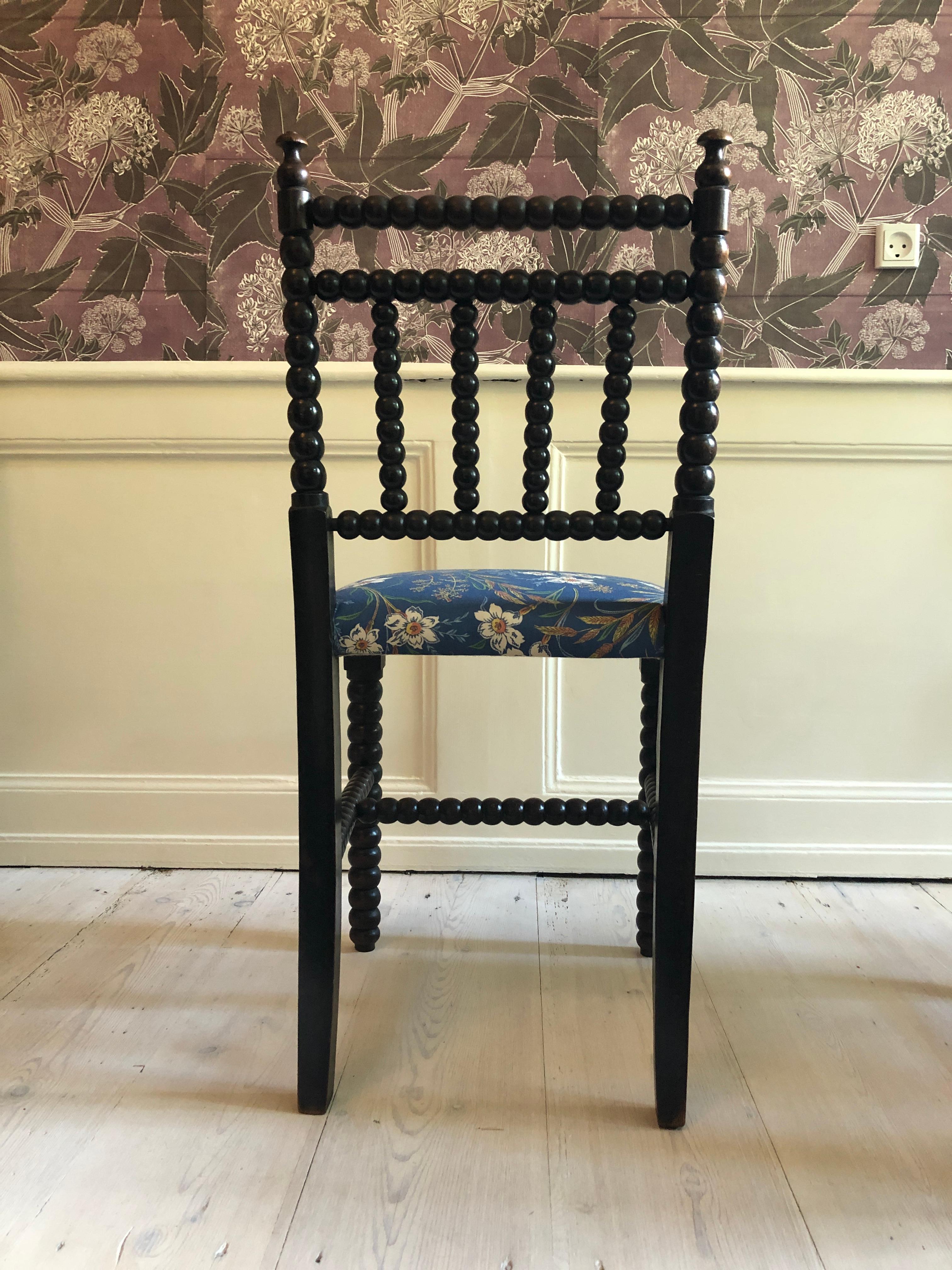 Chaises Bobbin antiques en chêne foncé avec tapisserie neuve:: Angleterre fin 19ème siècle 5