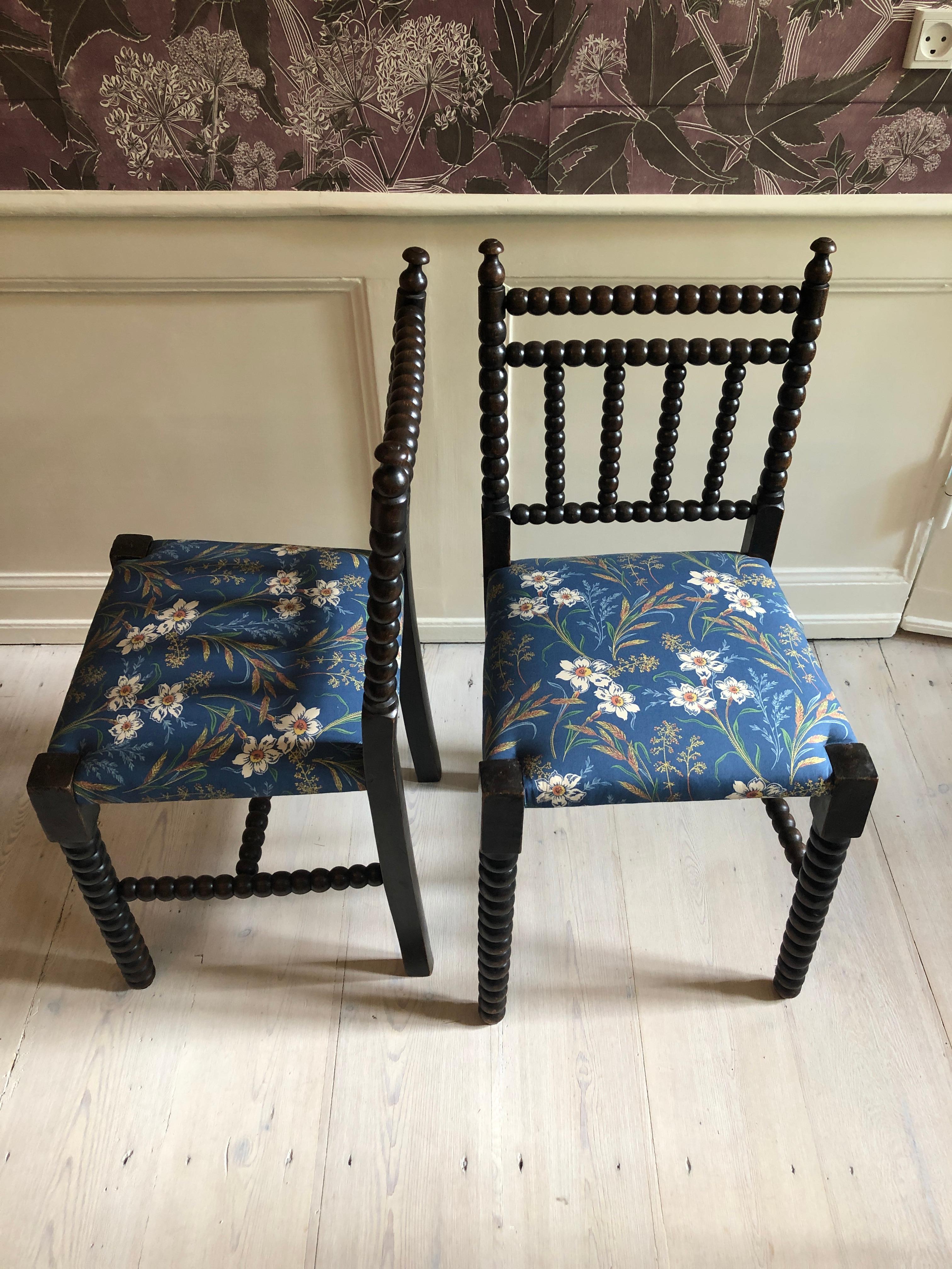 Anglais Chaises Bobbin antiques en chêne foncé avec tapisserie neuve:: Angleterre fin 19ème siècle