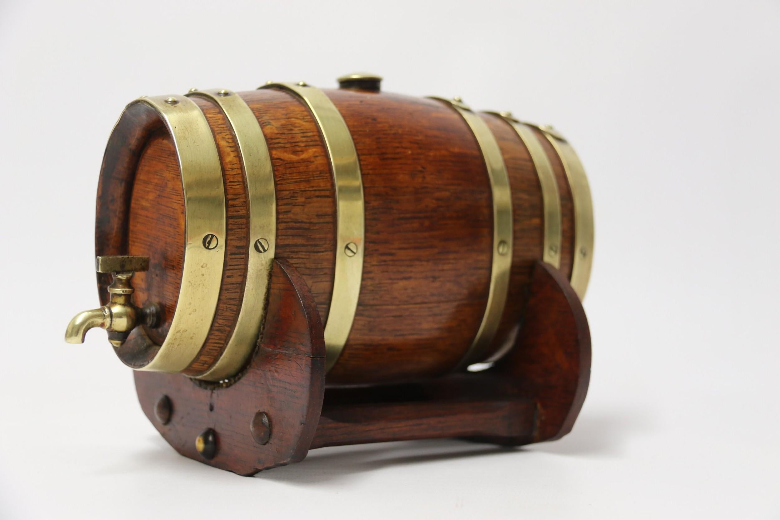 This superb handmade late Victorian oak and brass bound cask is made to an excellent standard.
It is of oval form with riveted and screwed brass bands which hold the segments together. At the top there is a threaded brass lid with an opening for