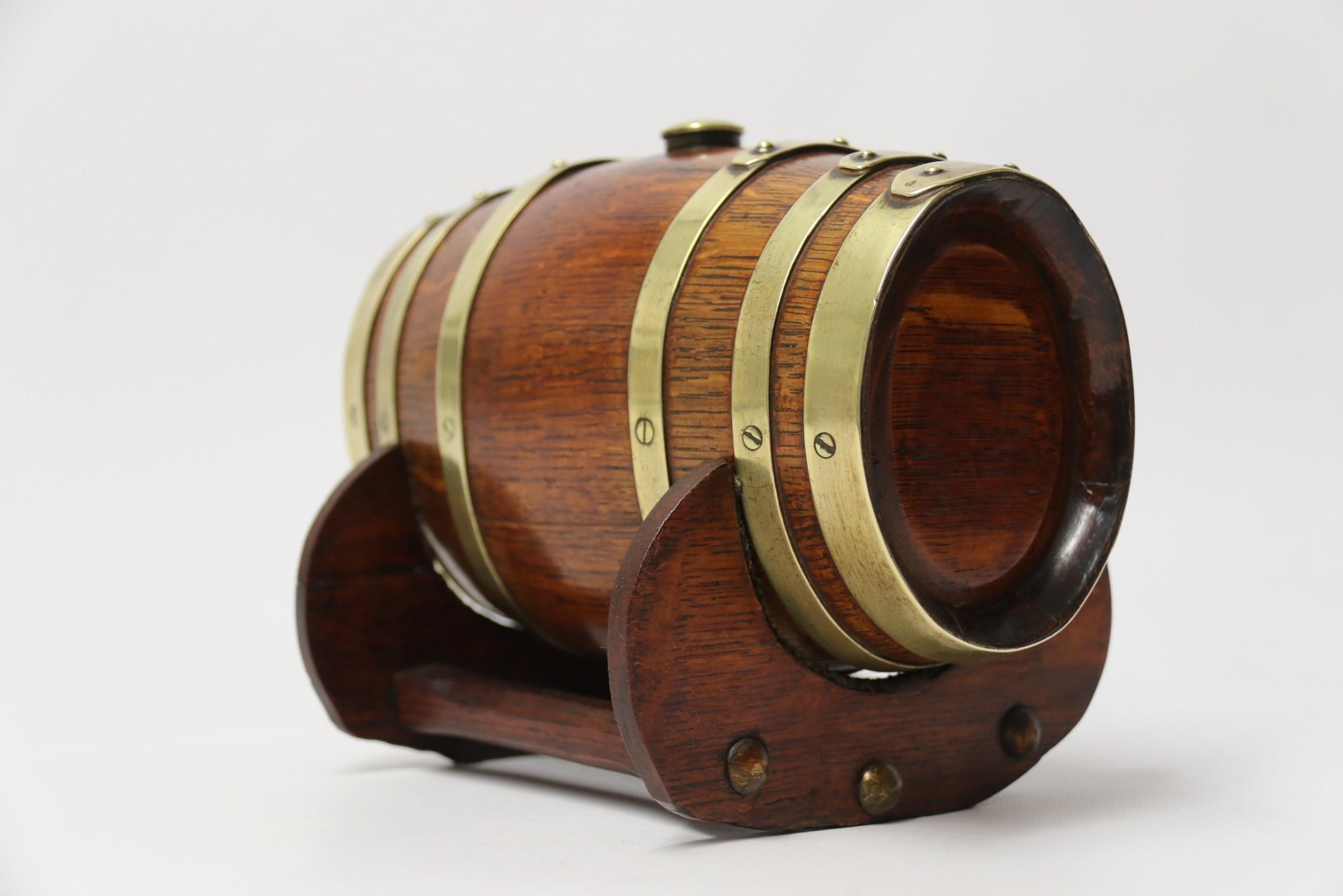 Antique English Late Victorian Period Oak and Brass Bound Brandy/Spirit Cask For Sale 3