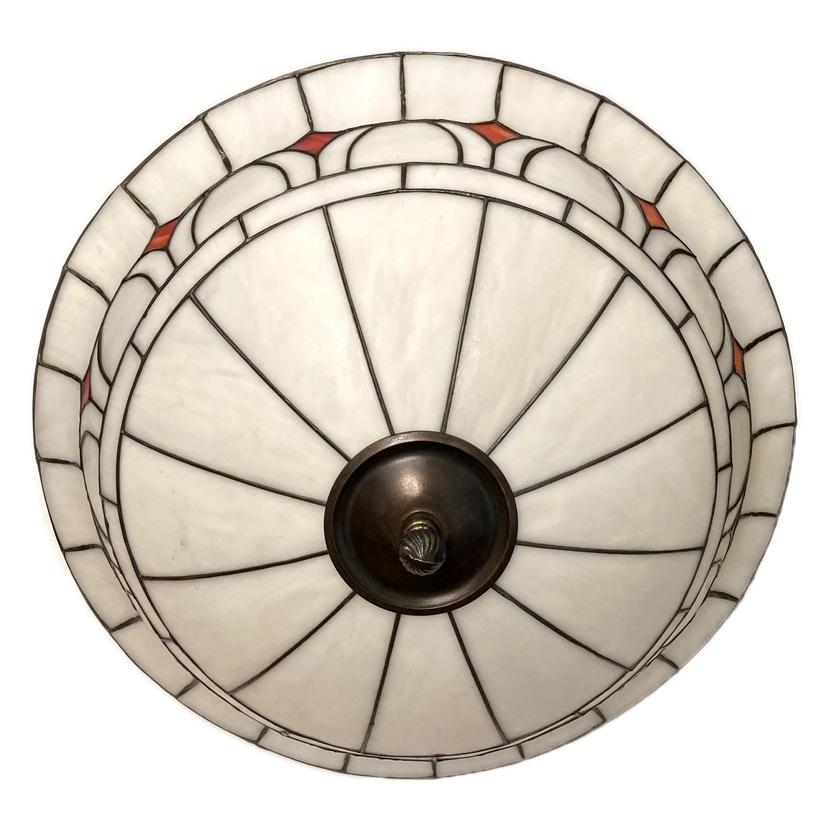 Luminaire anglais en verre au plomb avec détails en verre rouge et quatre lumières intérieures, vers les années 1940.

Mesures :
Diamètre : 19.5