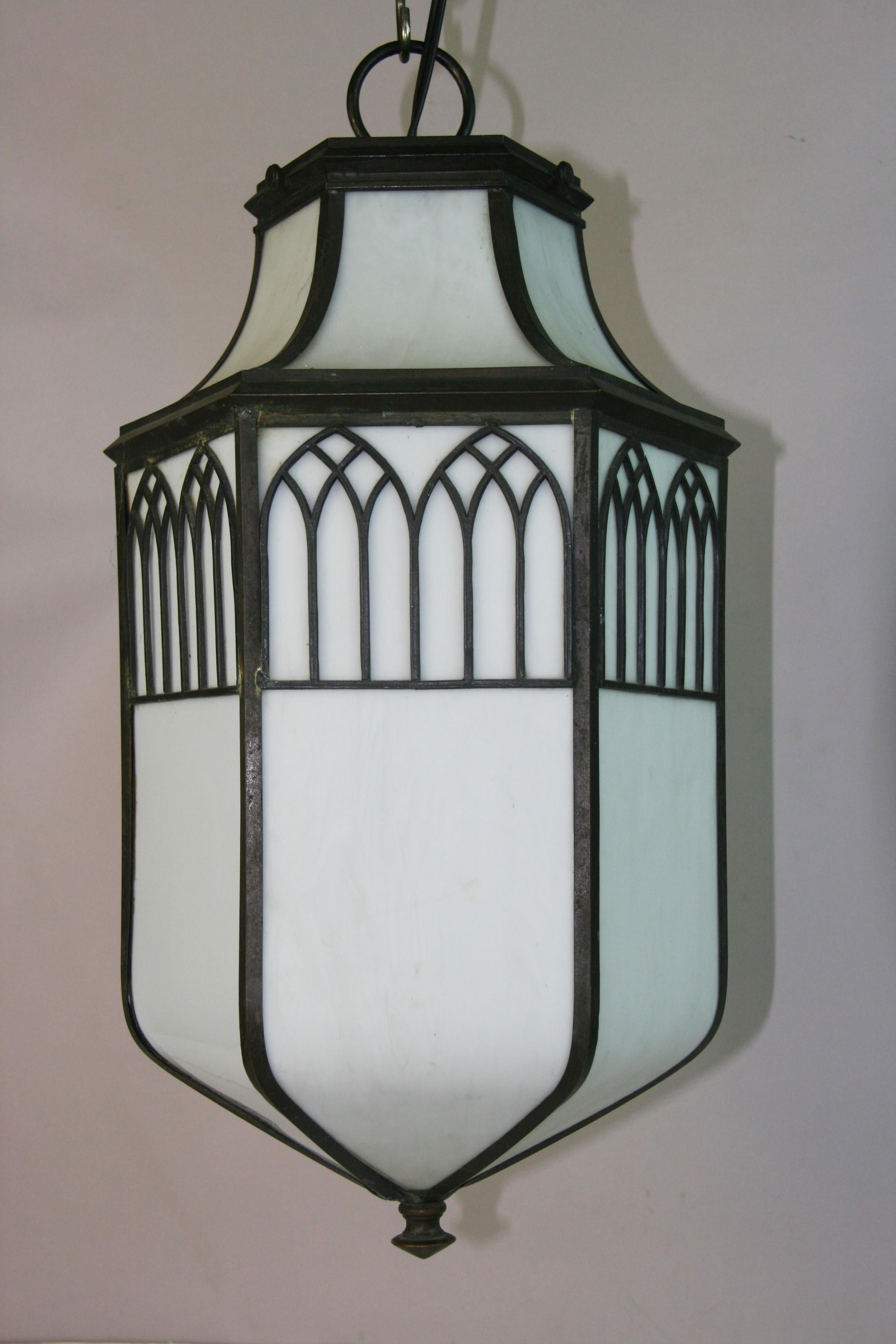 1251 Cristal emplomado blanco encerrado en bronce.
Coge una bombilla Edison de 100 vatios
Se suministra con cadena de 2' y tejadillo.