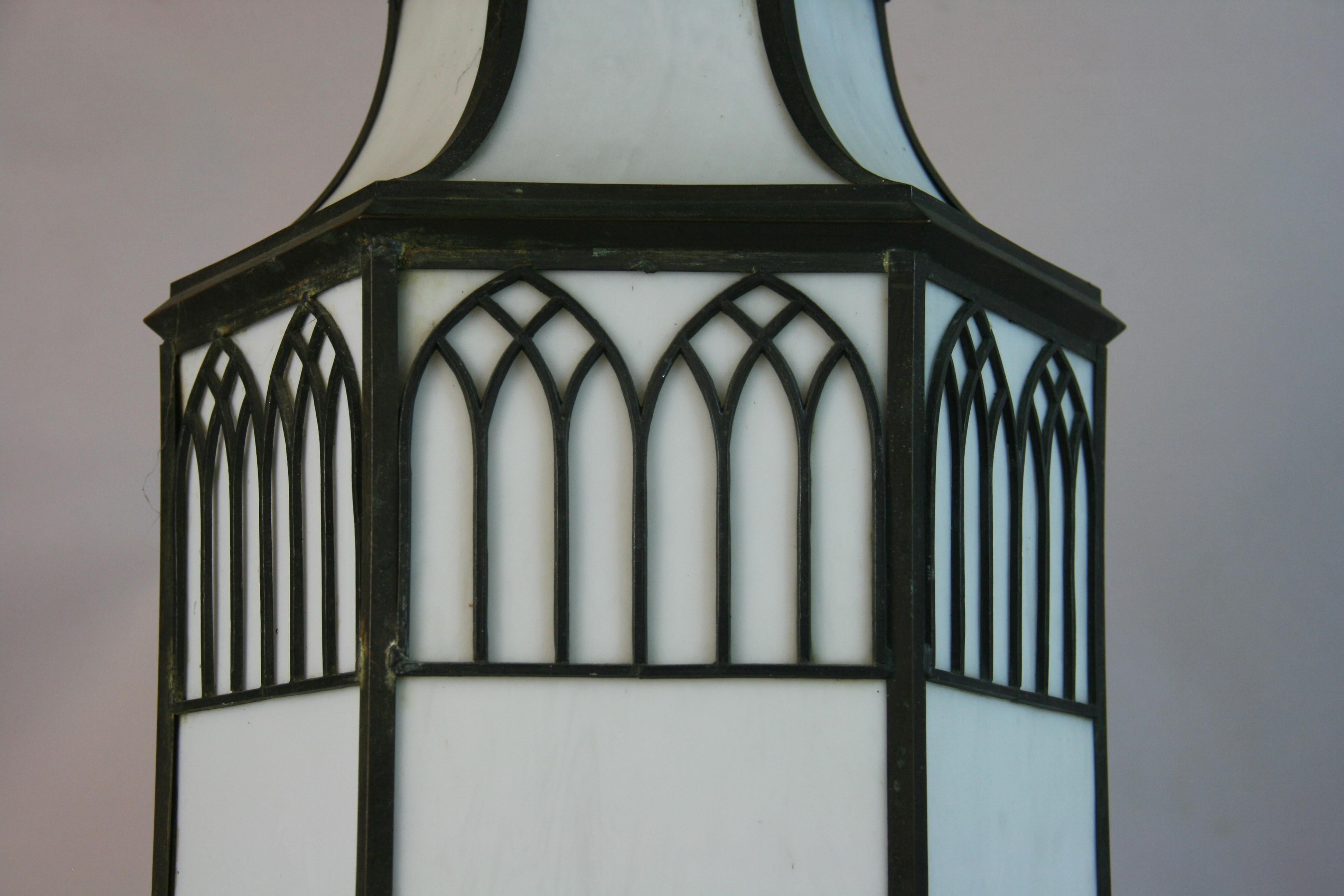 Plomada inglesa antigua  Colgante de cristal curvado sobredimensionado en Bueno estado para la venta en Douglas Manor, NY