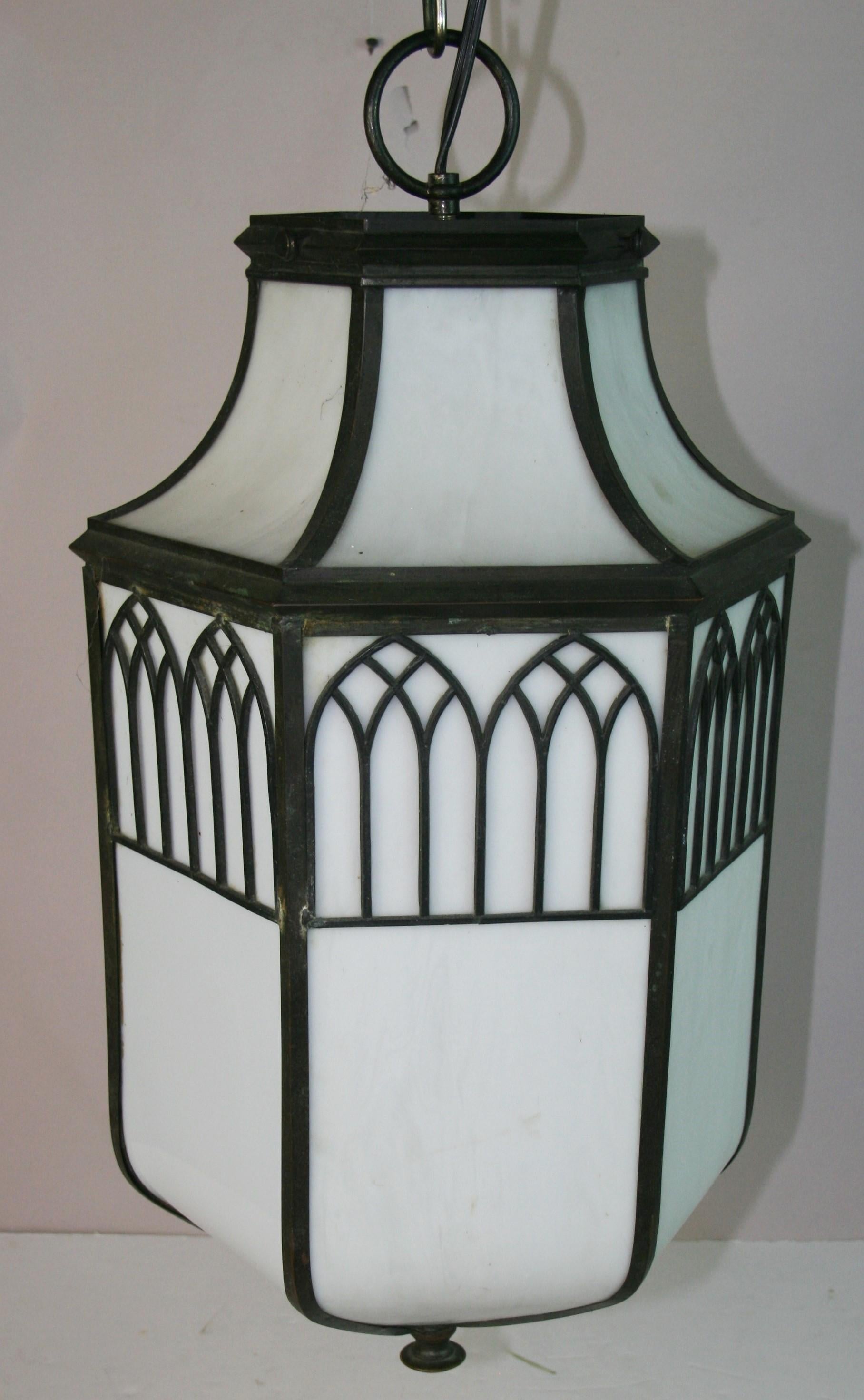 Plomada inglesa antigua  Colgante de cristal curvado sobredimensionado en venta 1