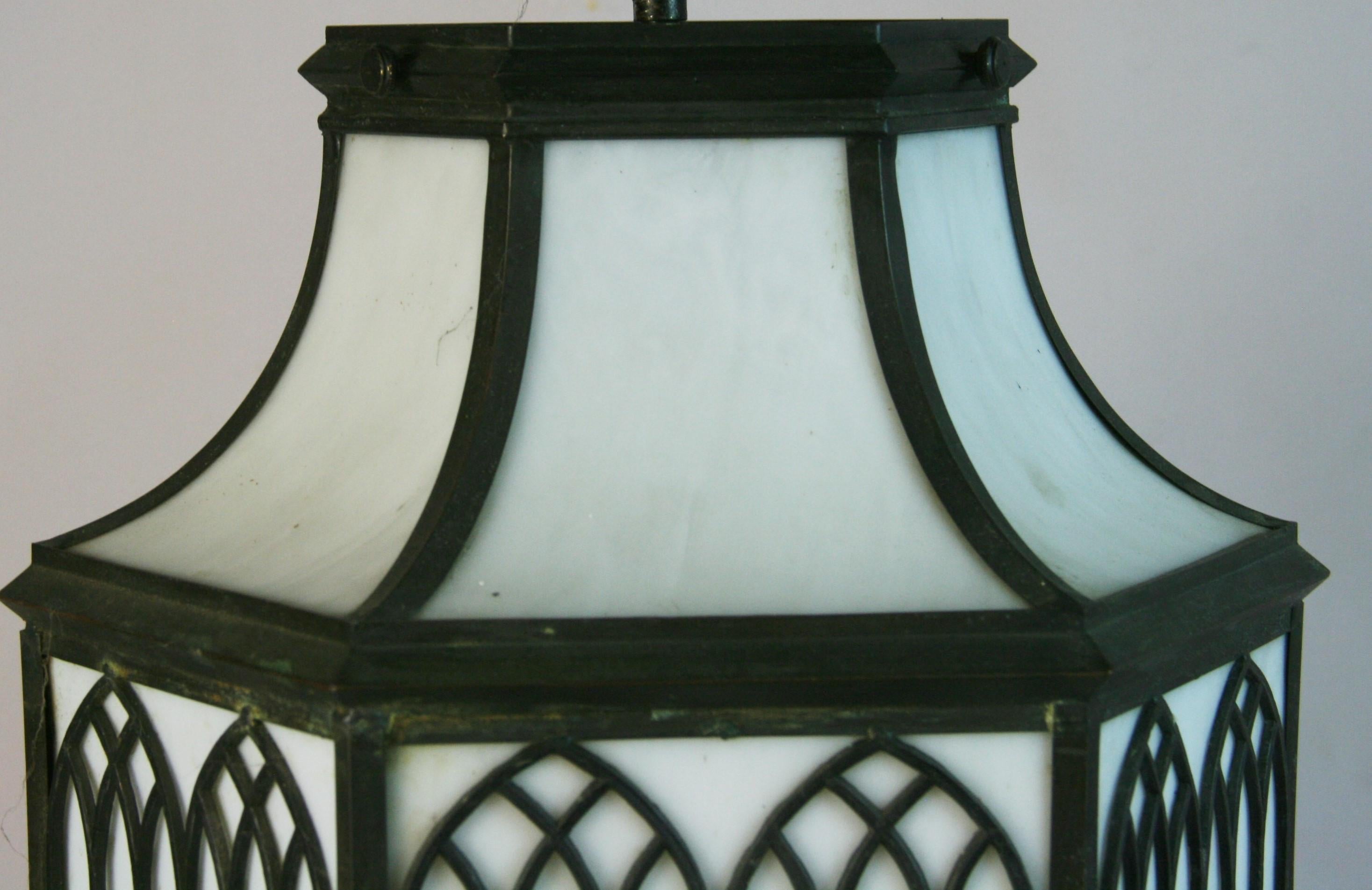 Plomada inglesa antigua  Colgante de cristal curvado sobredimensionado en venta 3