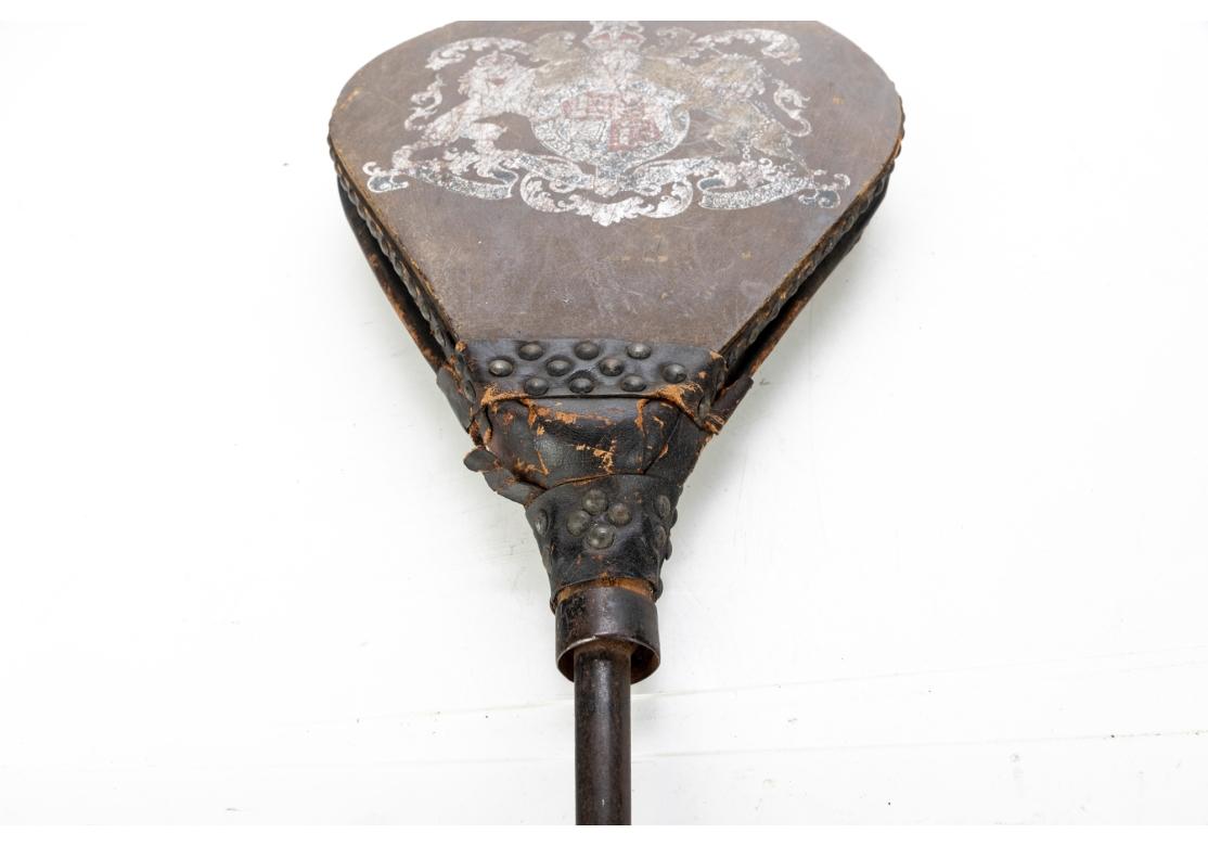 Fuelles británicos muy decorativos. El fuelle de cuero resistente sobre un armazón de madera decorado con el escudo real británico. La base con fijaciones de metal con pomo. El fuelle no está en condiciones de funcionar y está colocado