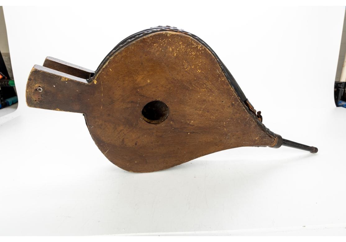 Fuelle Inglés Antiguo De Cuero Y Madera en Desgastado estado para la venta en Bridgeport, CT