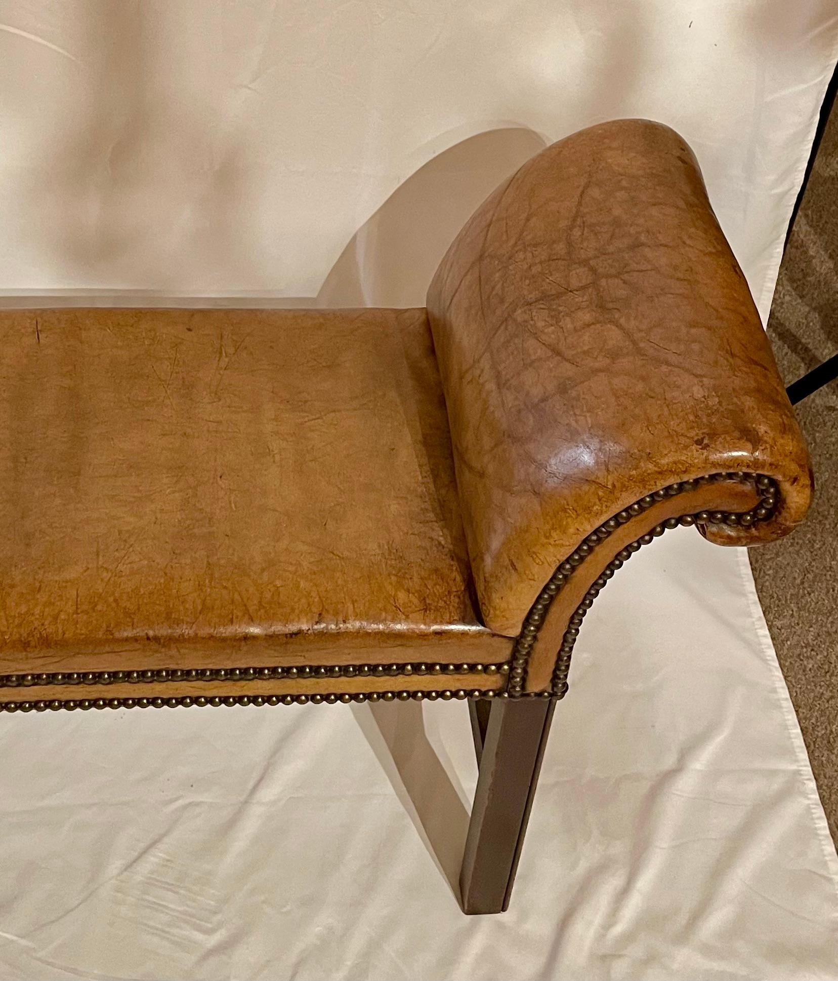 XIX secolo Antica panca inglese in pelle con pelle nuova, circa 1890. in vendita