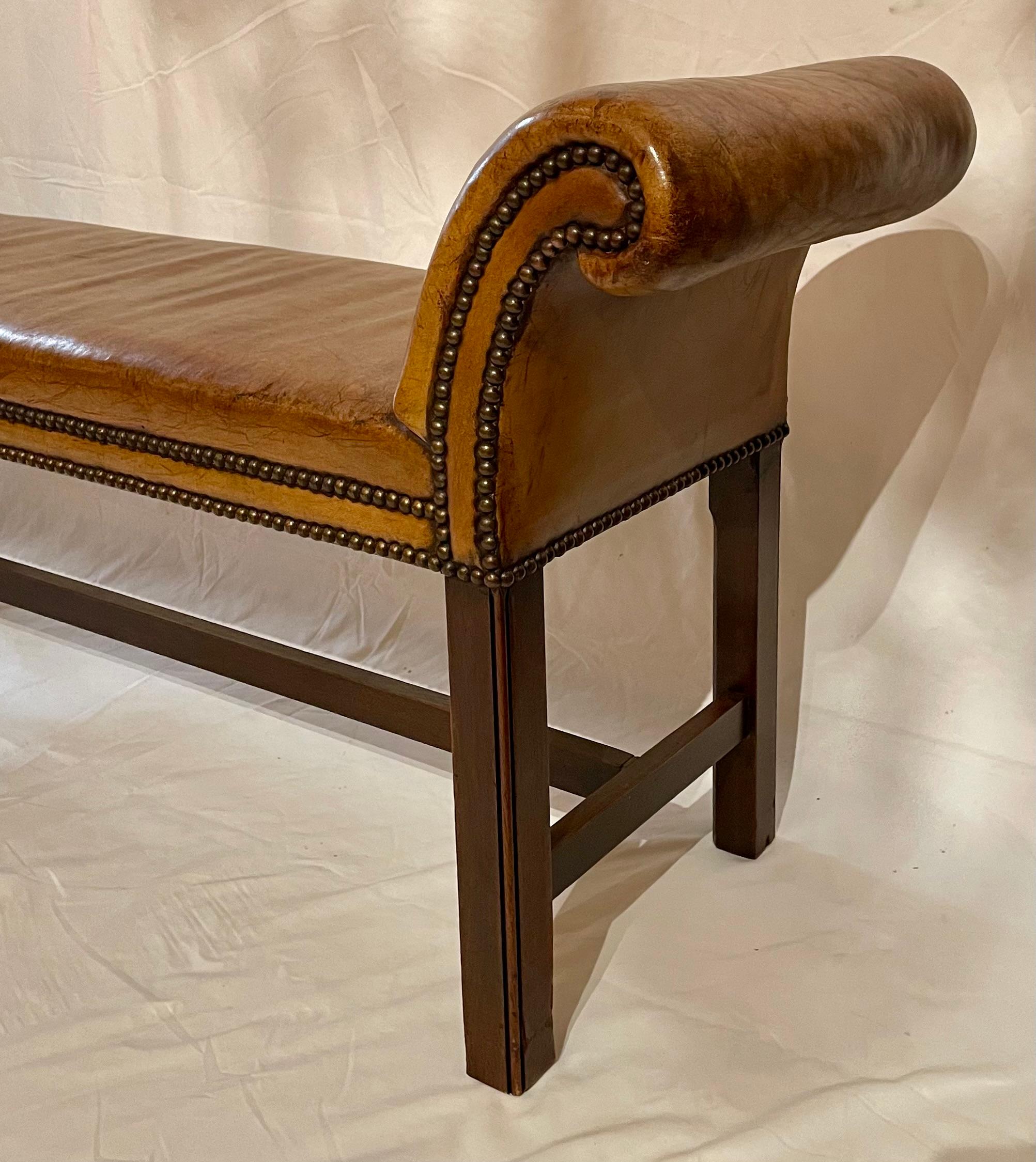 Pelle Antica panca inglese in pelle con pelle nuova, circa 1890. in vendita