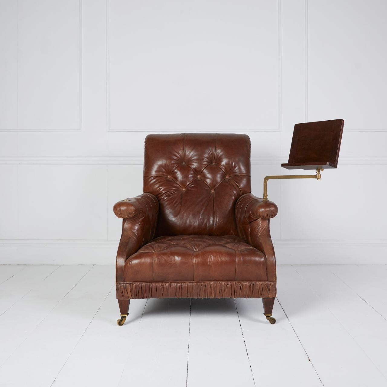 Edwardian tufted Bibliothek Stuhl in der Hand antiqued italienischen Leder mit Messing montiert Lesehang stehen auf konischen Beinen und original Rollen.

Abmessungen: H 36″  B 30″ T 37″

England CIRCA 1900

Ref MS124