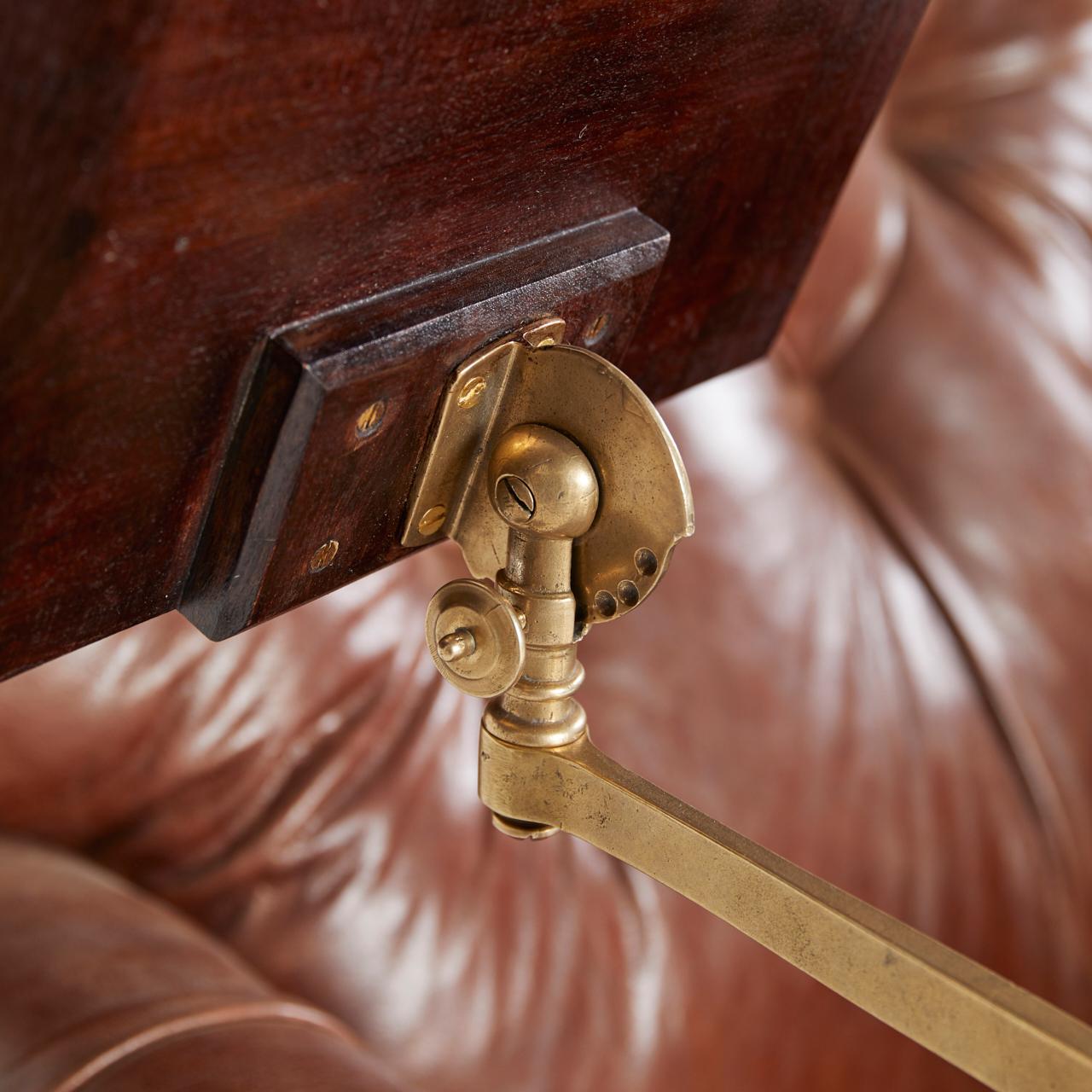 Antiker englischer Bibliothekssessel aus Leder im Angebot 2