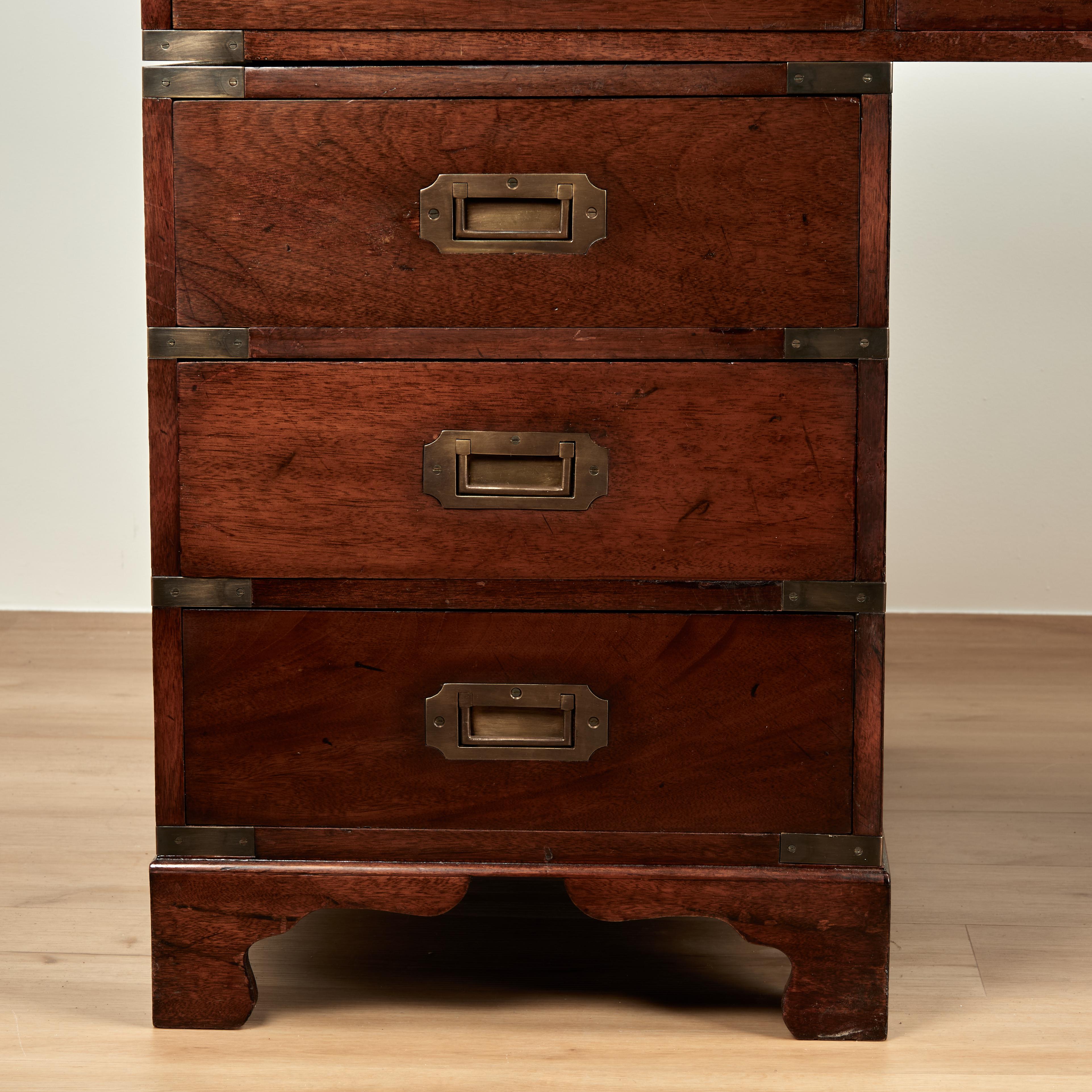 Antiker englischer Campaigner-Schreibtisch mit Lederauflage im Angebot 2