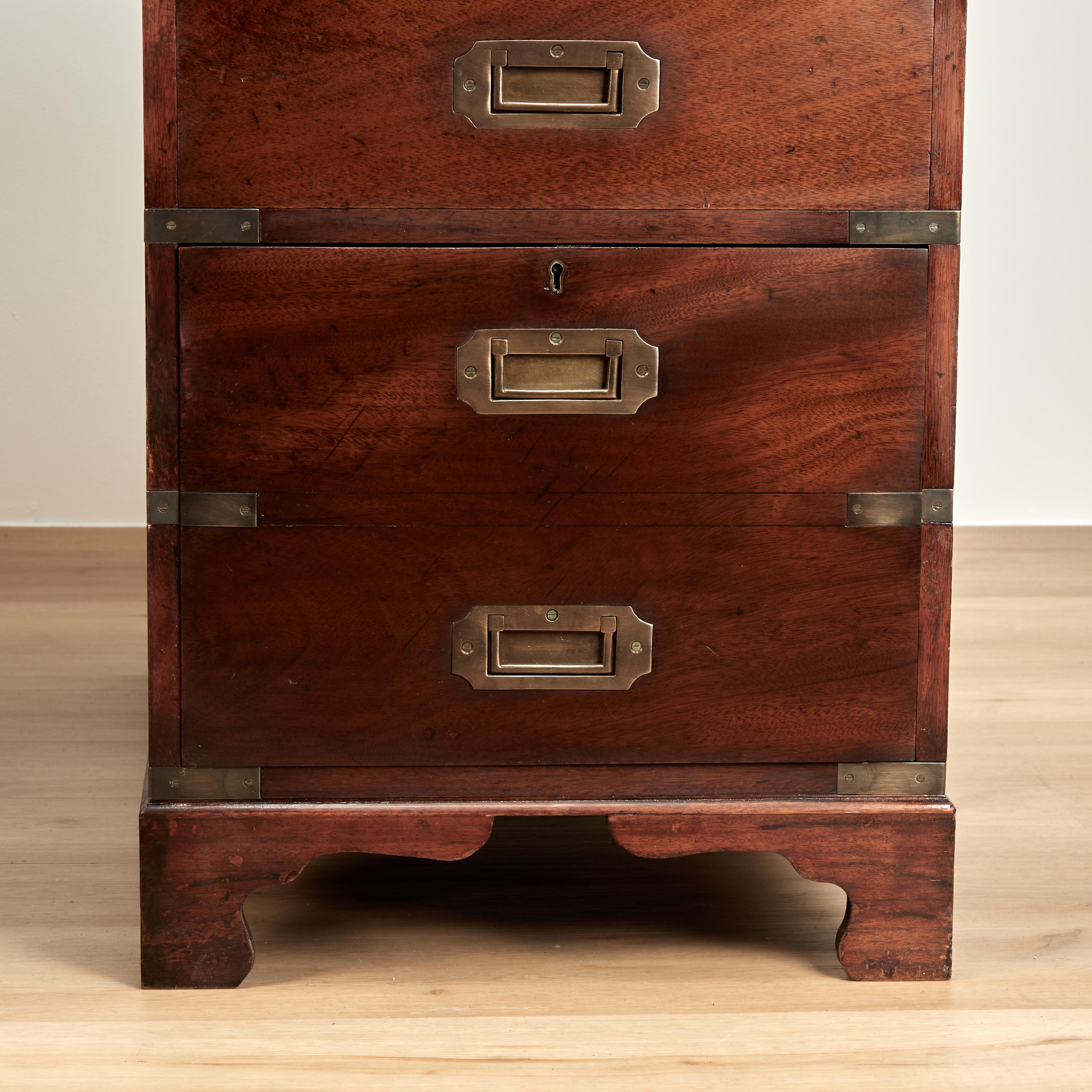 Antiker englischer Campaigner-Schreibtisch mit Lederauflage im Angebot 3