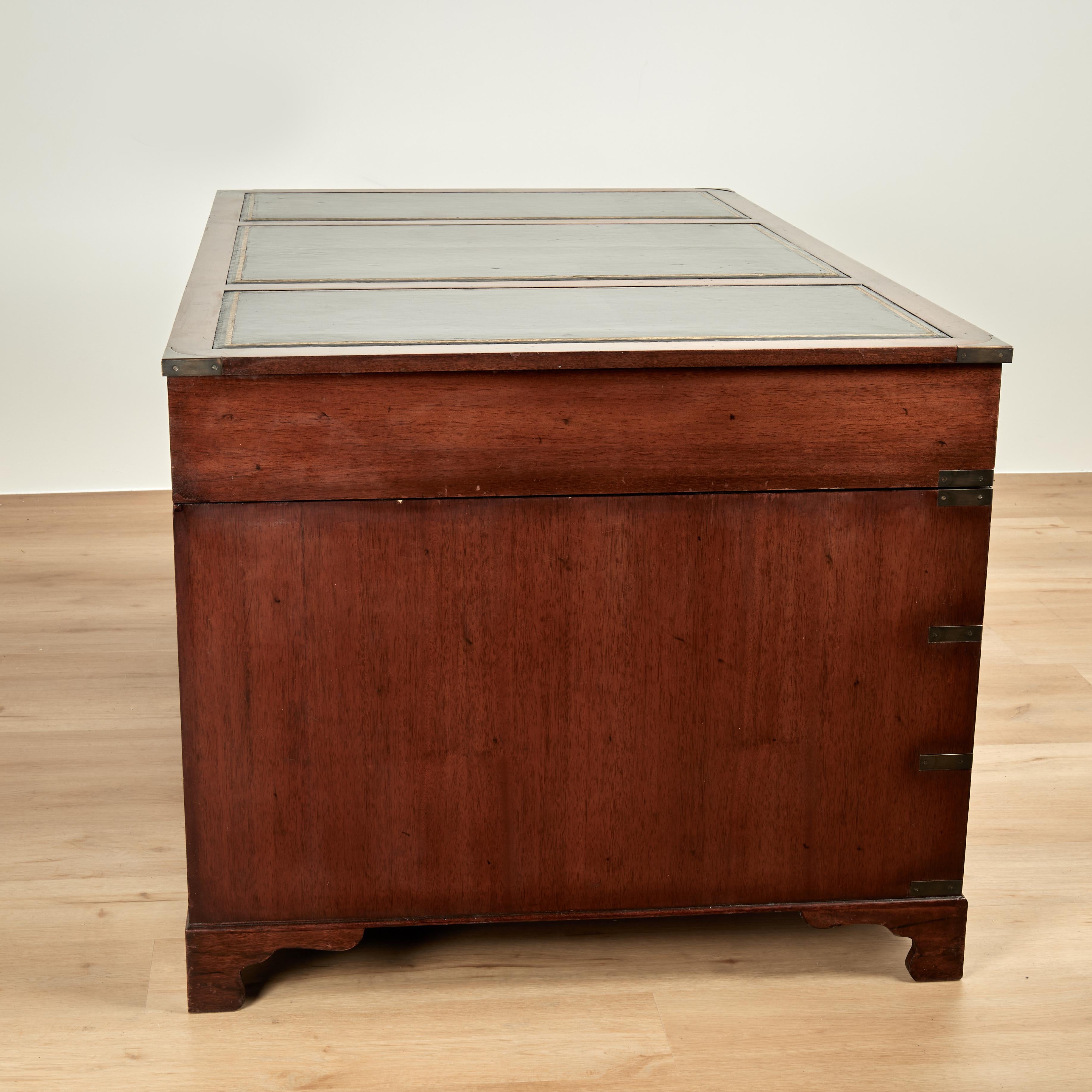 Antiker englischer Campaigner-Schreibtisch mit Lederauflage im Angebot 4