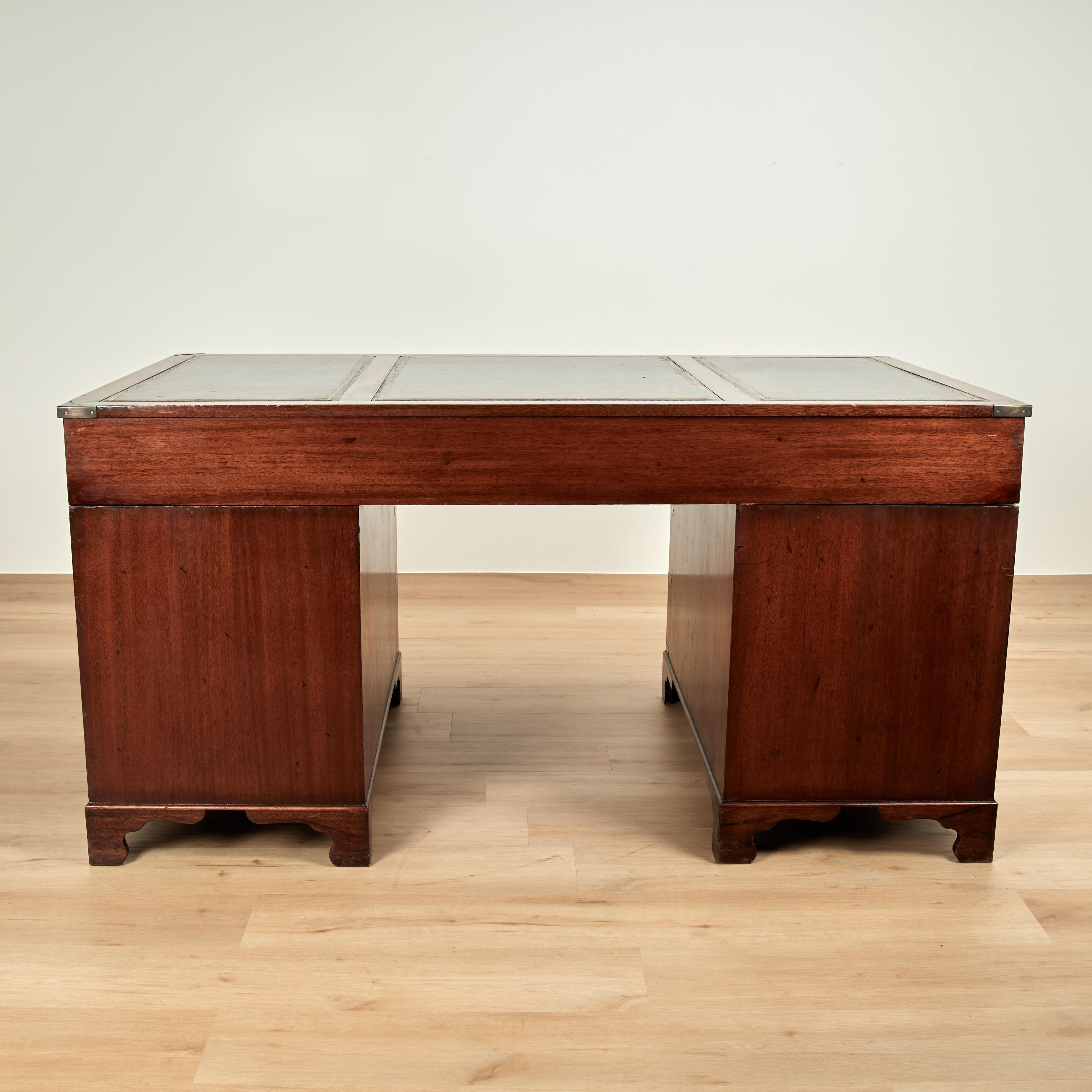 Antiker englischer Campaigner-Schreibtisch mit Lederauflage im Angebot 5