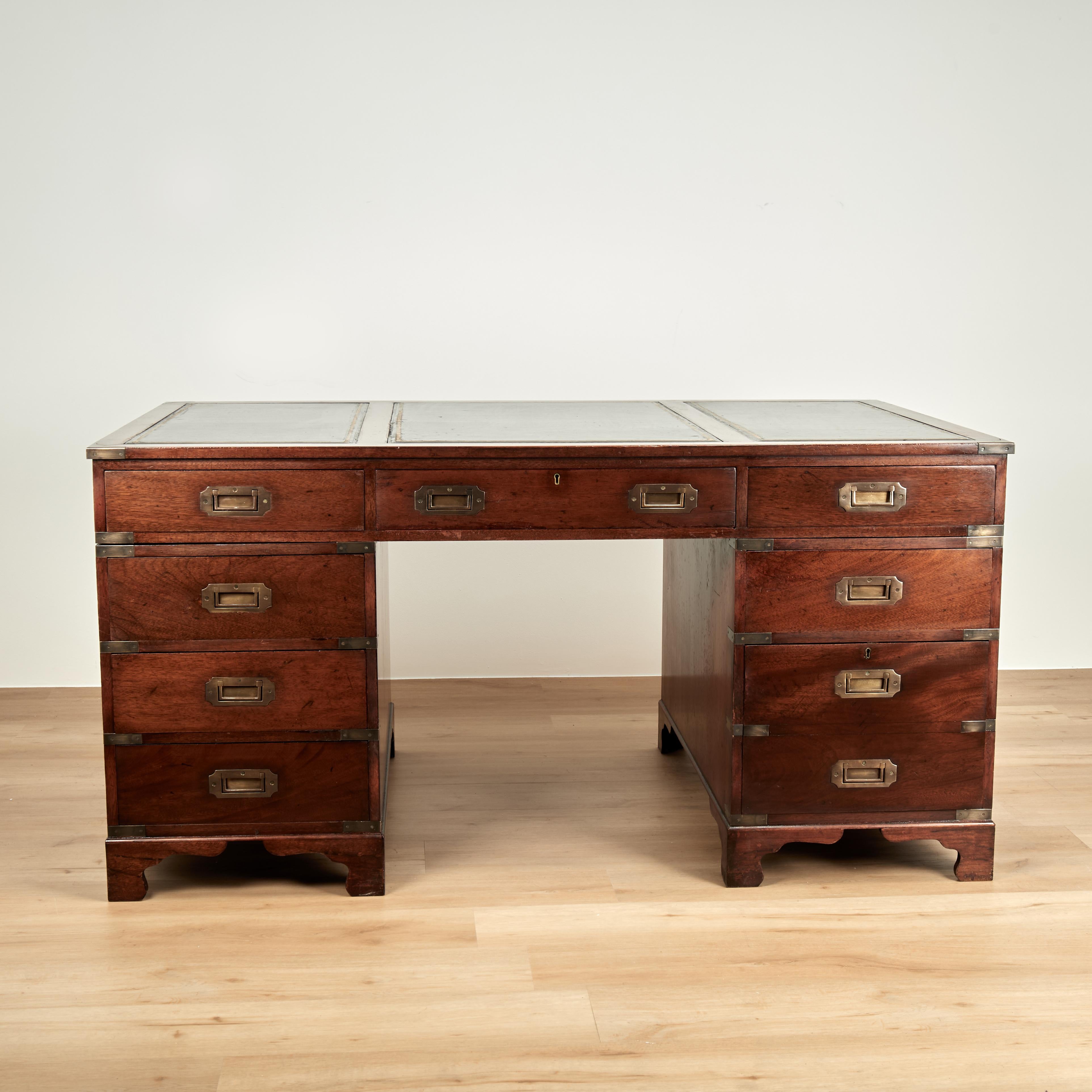 Schöner antiker englischer Schreibtisch aus Mahagoni mit drei nachgearbeiteten Lederpaneelen auf einem Gehäuse mit drei Schubladen, das auf zwei Sockeln mit jeweils drei Schubladen sitzt, die über Messingbeschläge und klassische Klammerfüße