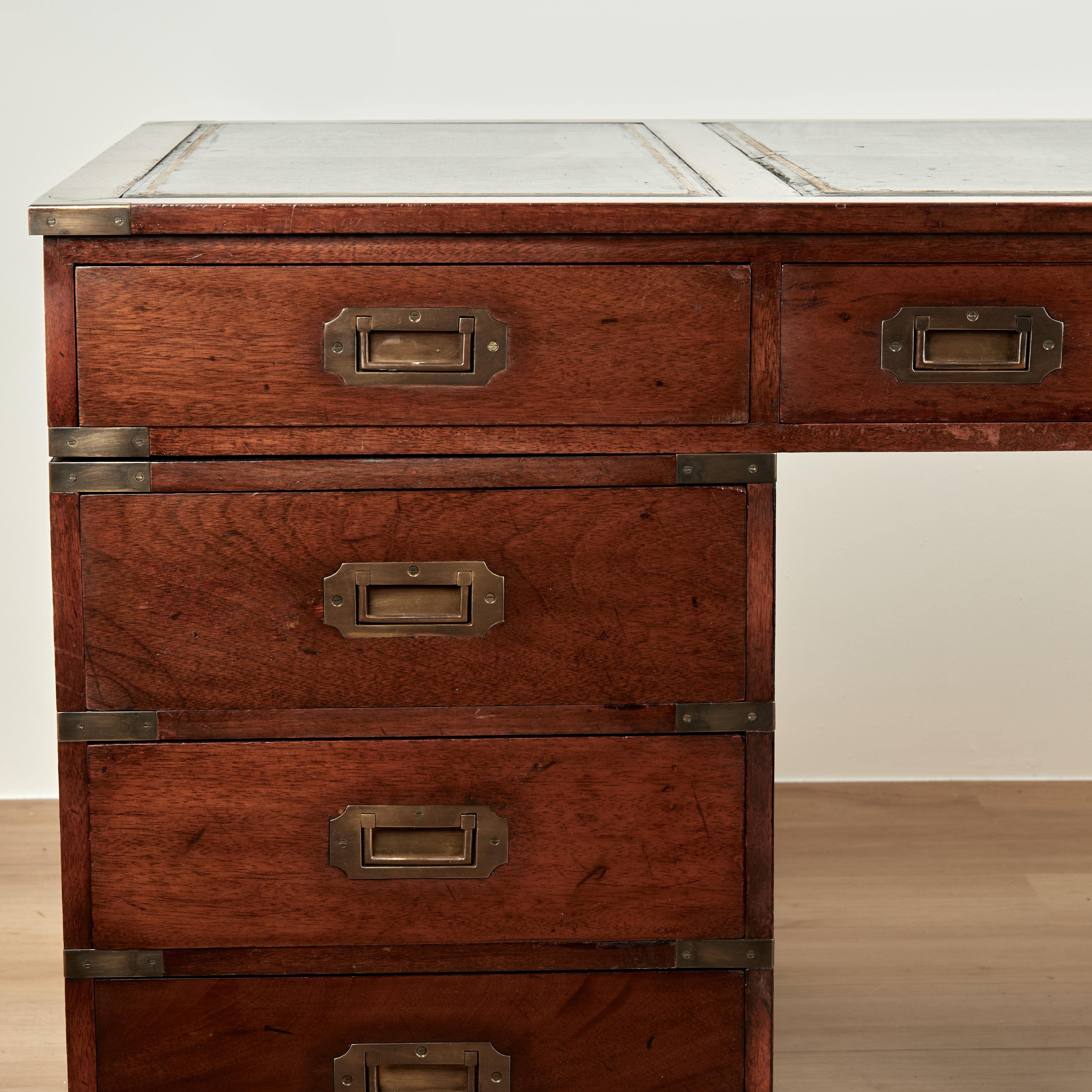 Antiker englischer Campaigner-Schreibtisch mit Lederauflage (Kampagne) im Angebot