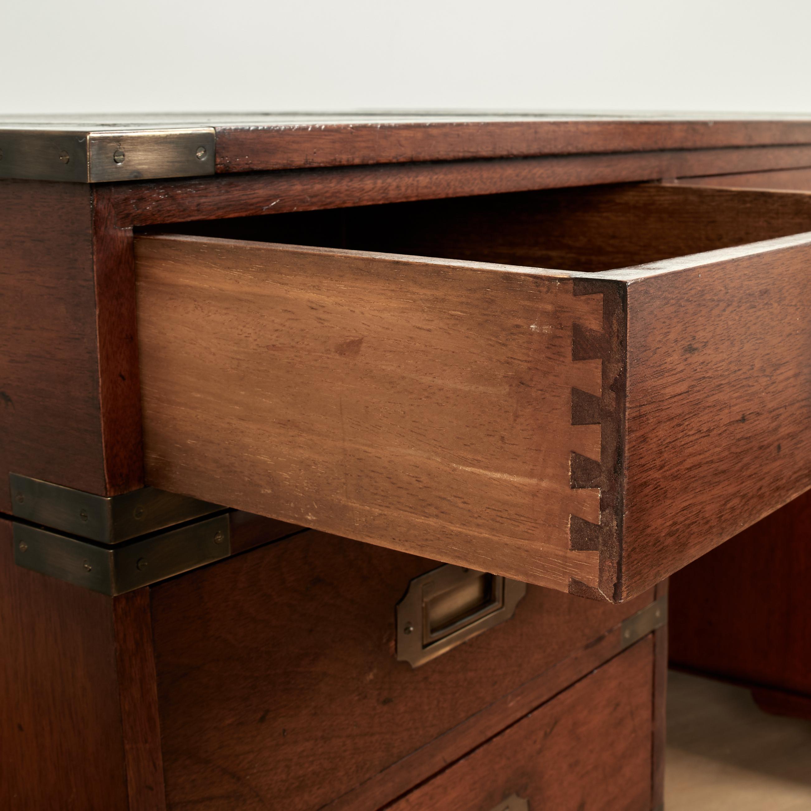 Antiker englischer Campaigner-Schreibtisch mit Lederauflage im Zustand „Gut“ im Angebot in Palm Beach, FL