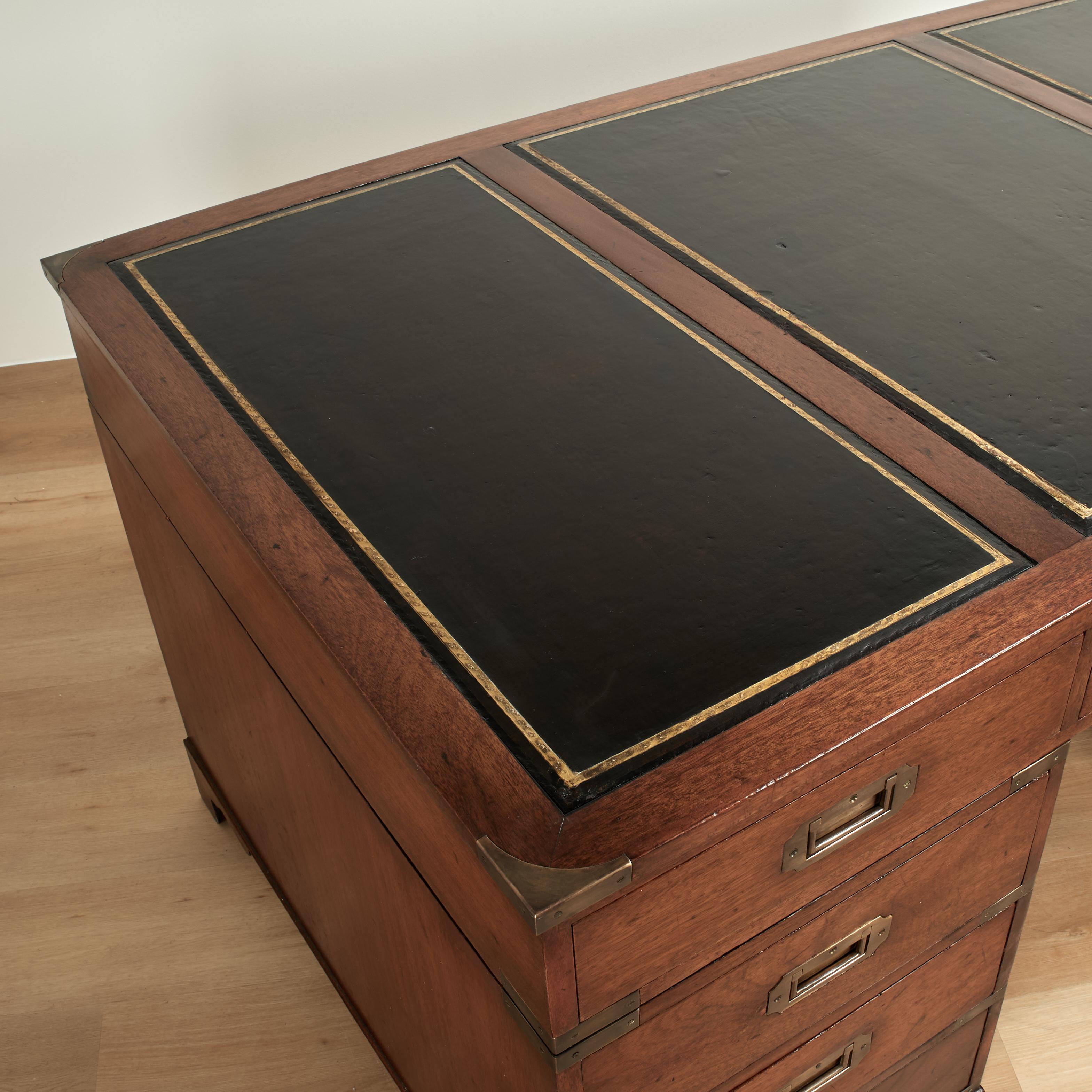 Antiker englischer Campaigner-Schreibtisch mit Lederauflage (20. Jahrhundert) im Angebot