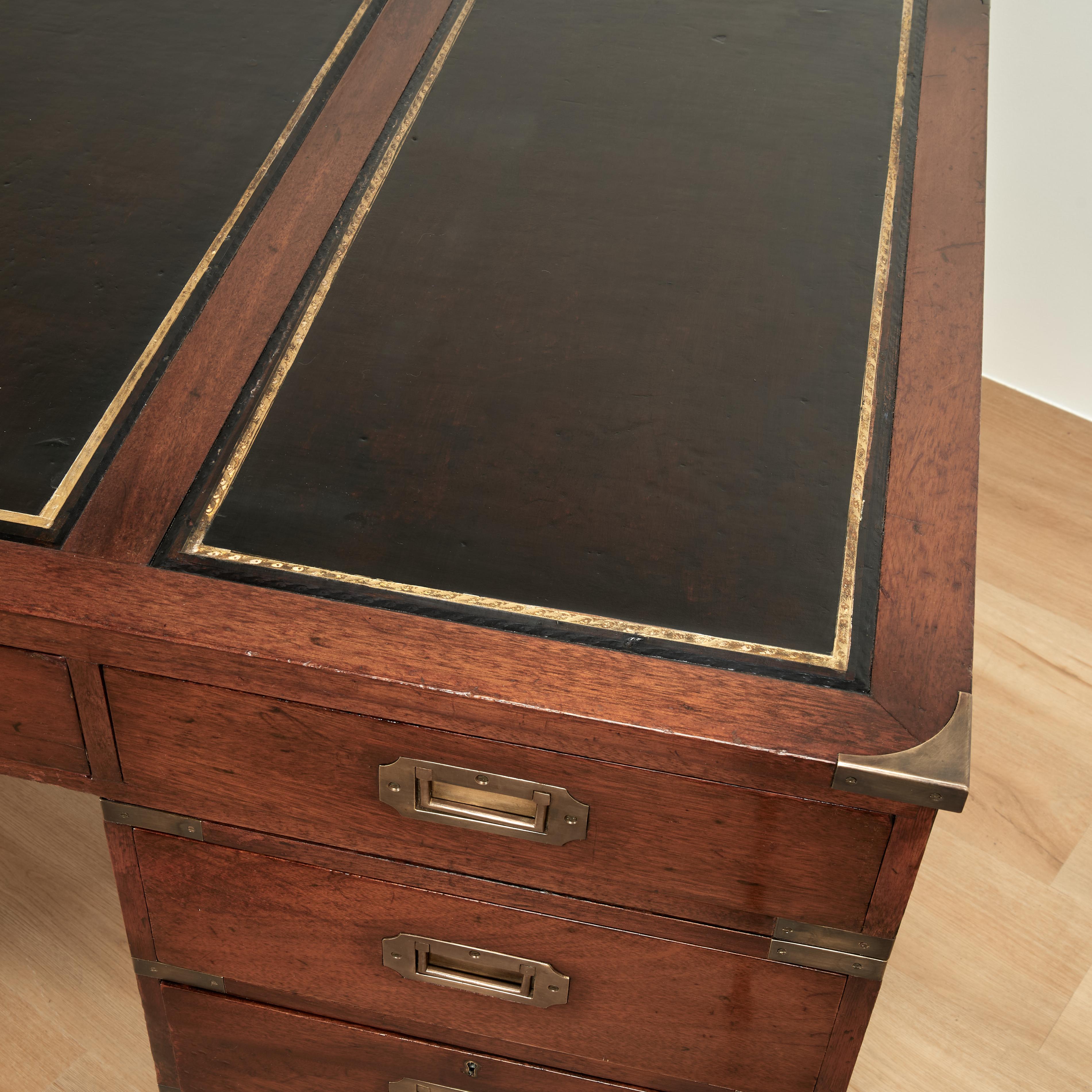 Antiker englischer Campaigner-Schreibtisch mit Lederauflage (Messing) im Angebot