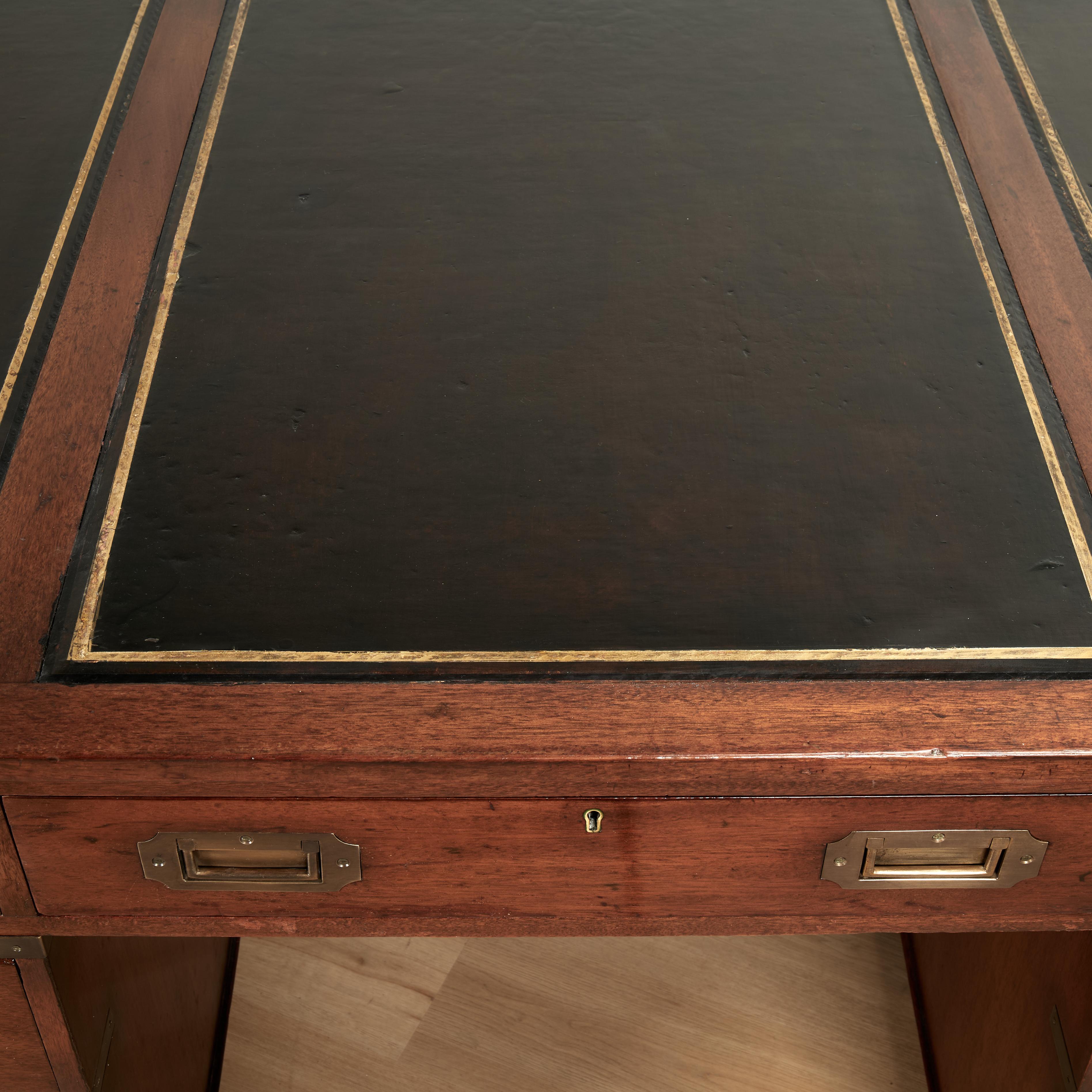 Antiker englischer Campaigner-Schreibtisch mit Lederauflage im Angebot 1