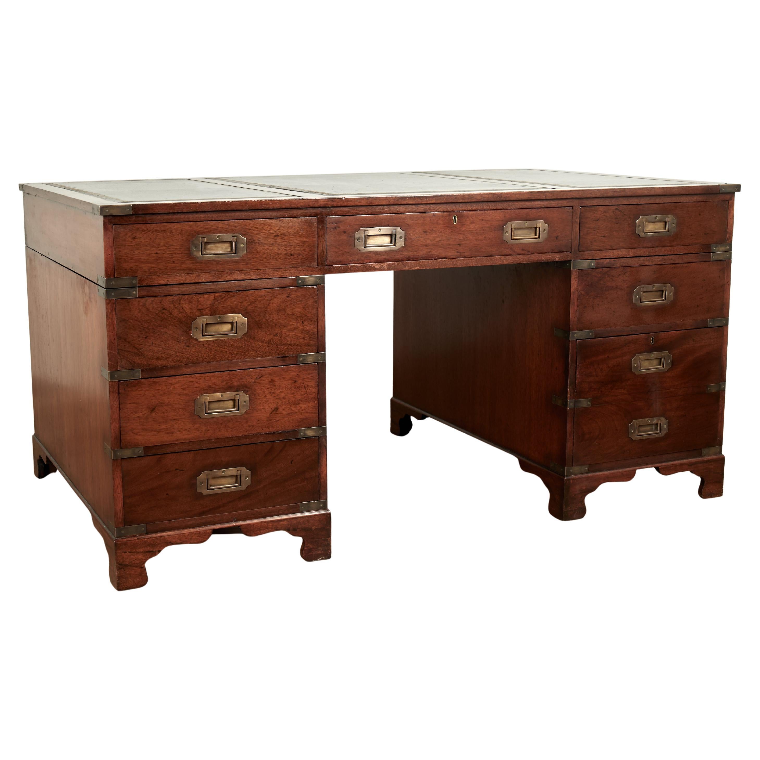 Antiker englischer Campaigner-Schreibtisch mit Lederauflage