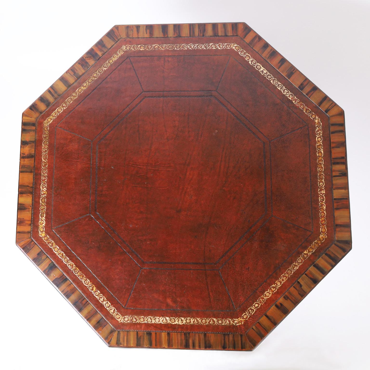 Néoclassique Ancienne table centrale anglaise à plateau en cuir avec têtes de lion en vente