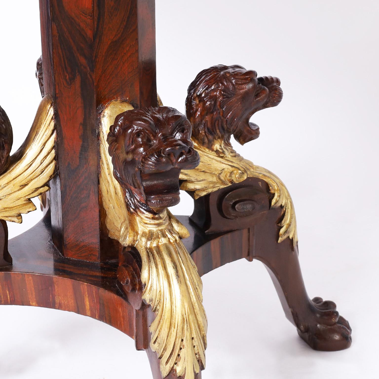 Acajou Ancienne table centrale anglaise à plateau en cuir avec têtes de lion en vente