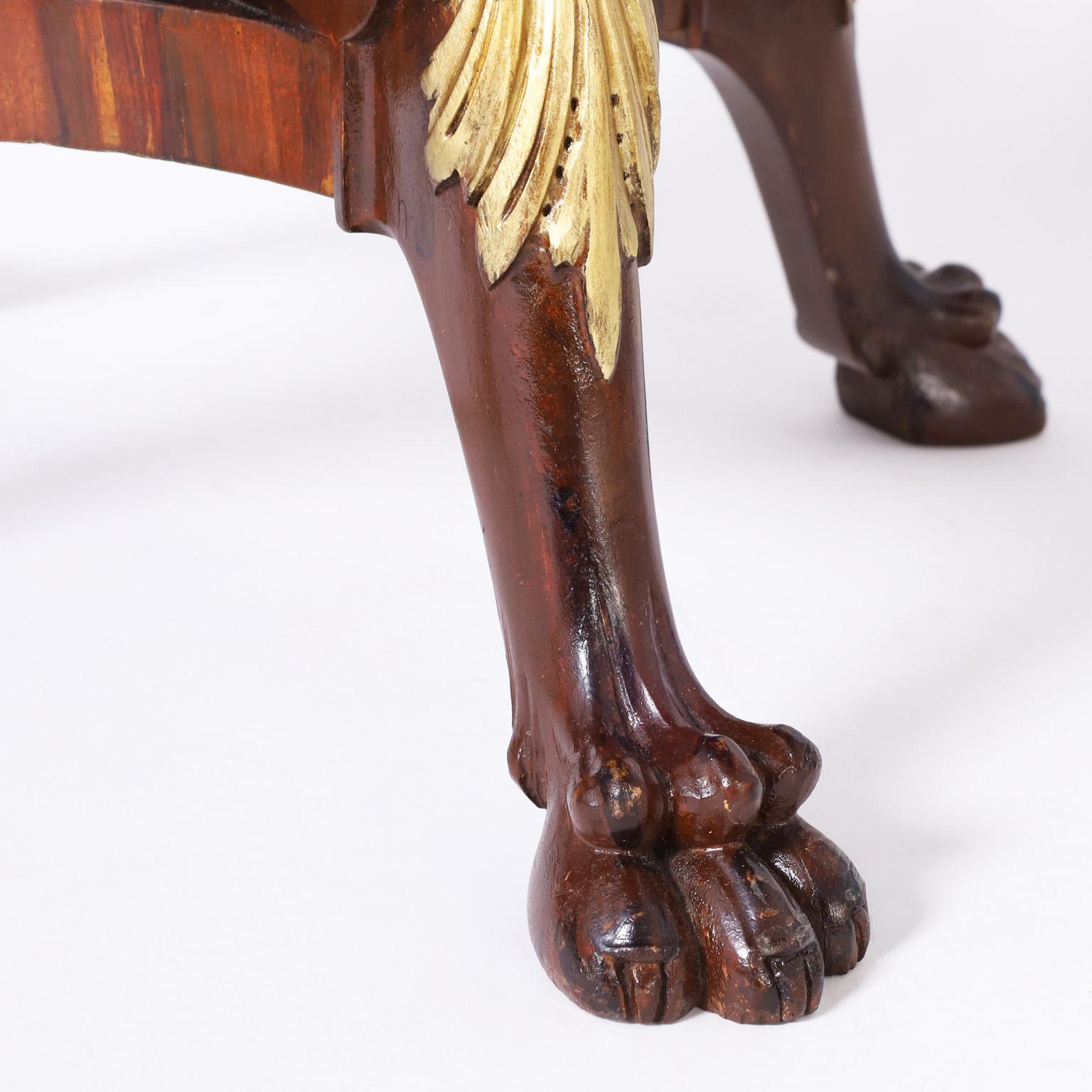 Ancienne table centrale anglaise à plateau en cuir avec têtes de lion en vente 1