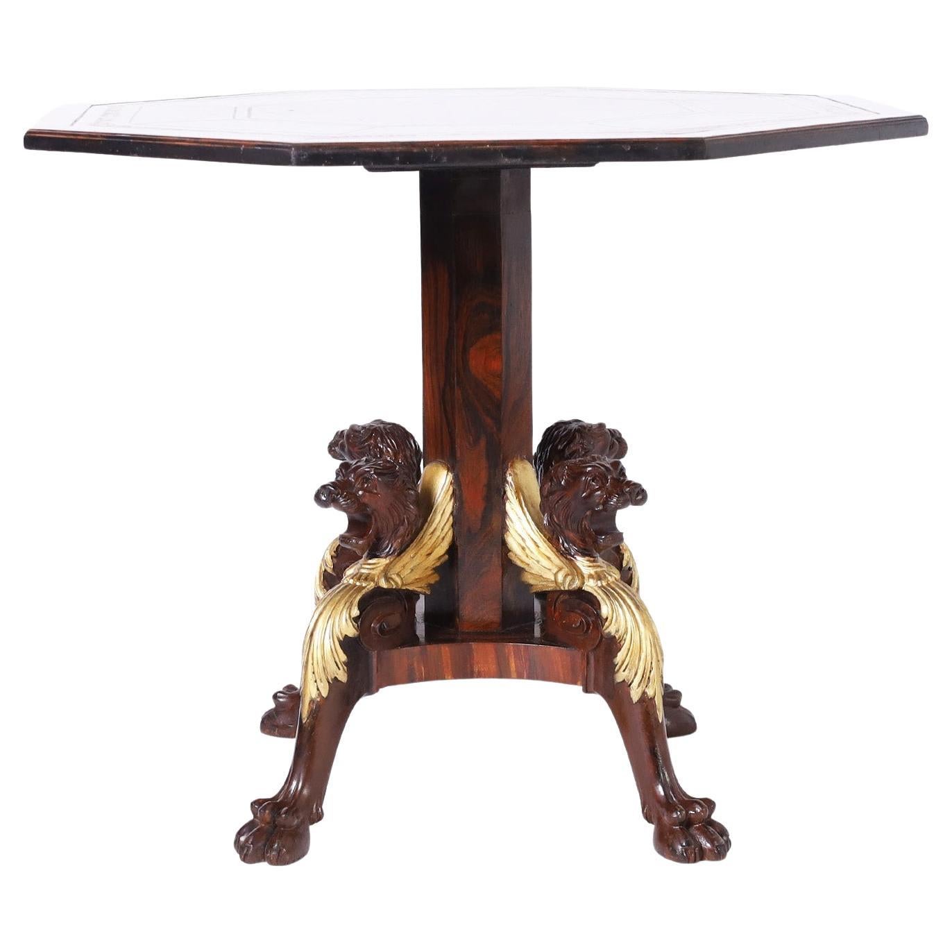 Ancienne table centrale anglaise à plateau en cuir avec têtes de lion en vente
