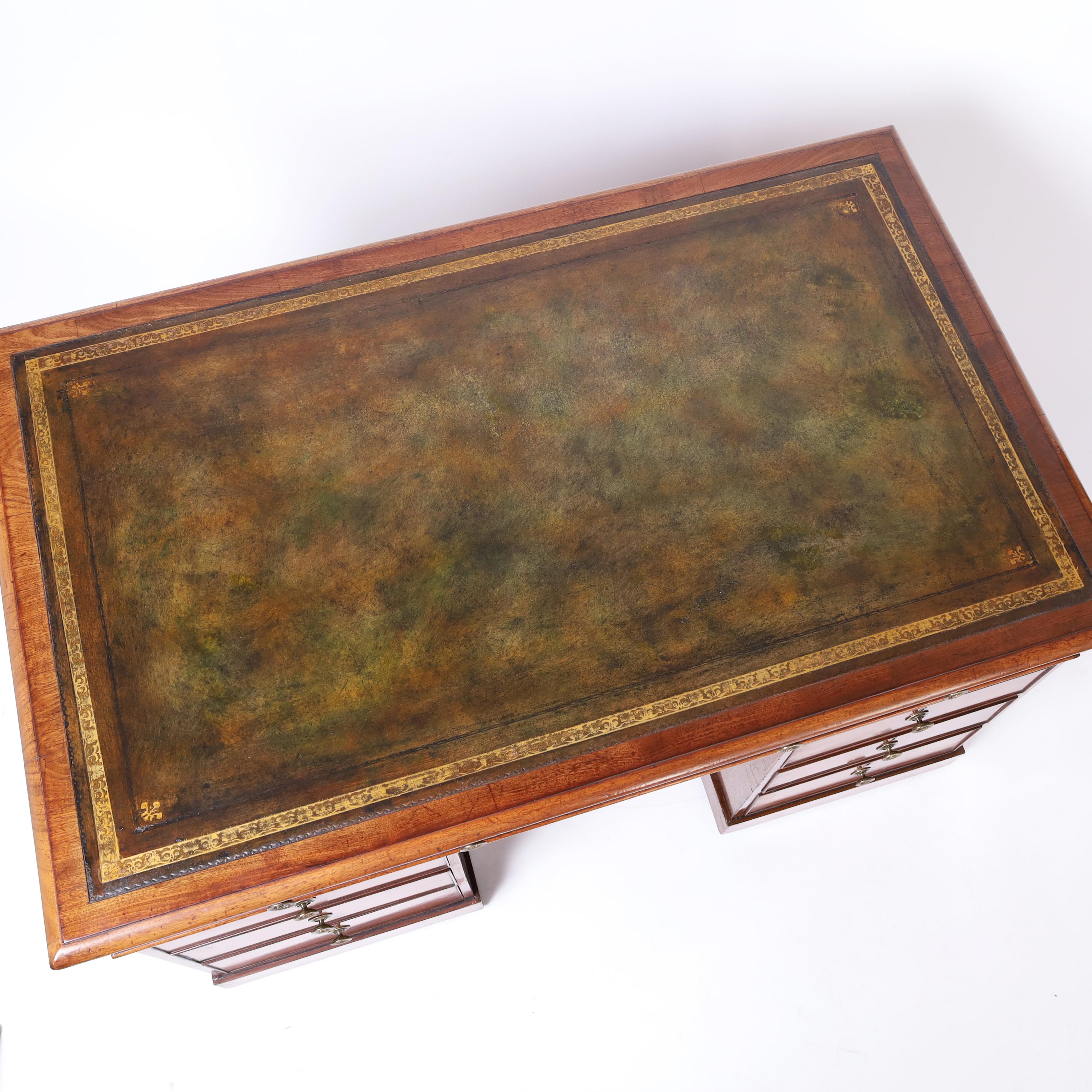 Escritorio inglés antiguo con tapa de cuero Hecho a mano en venta