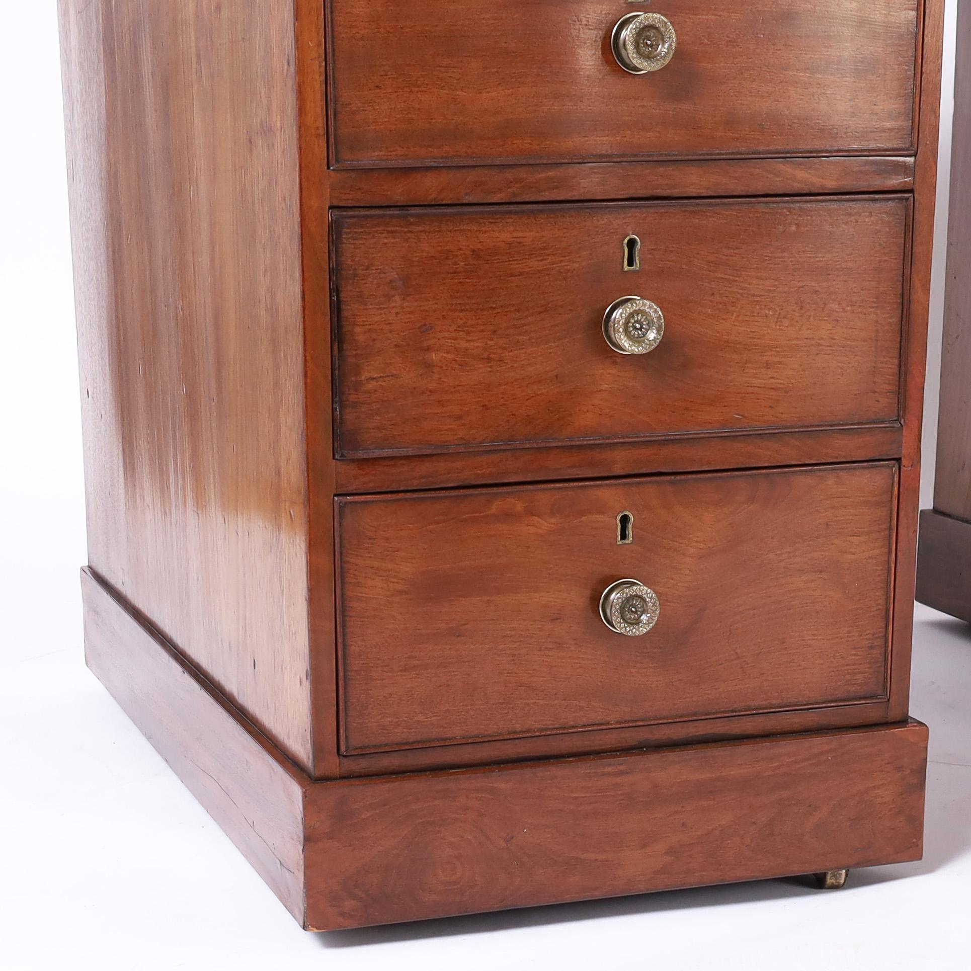 Escritorio inglés antiguo con tapa de cuero en venta 1