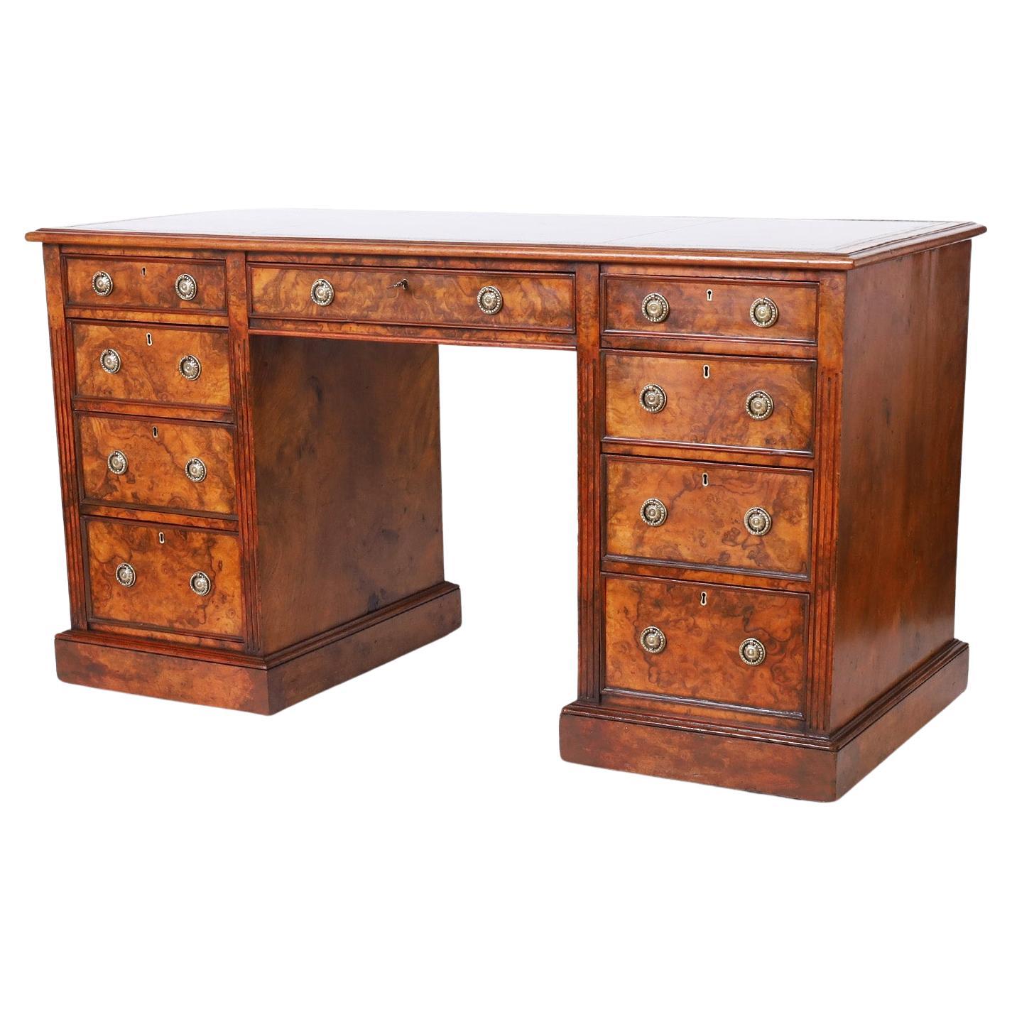 Bureau anglais ancien avec dessus en cuir