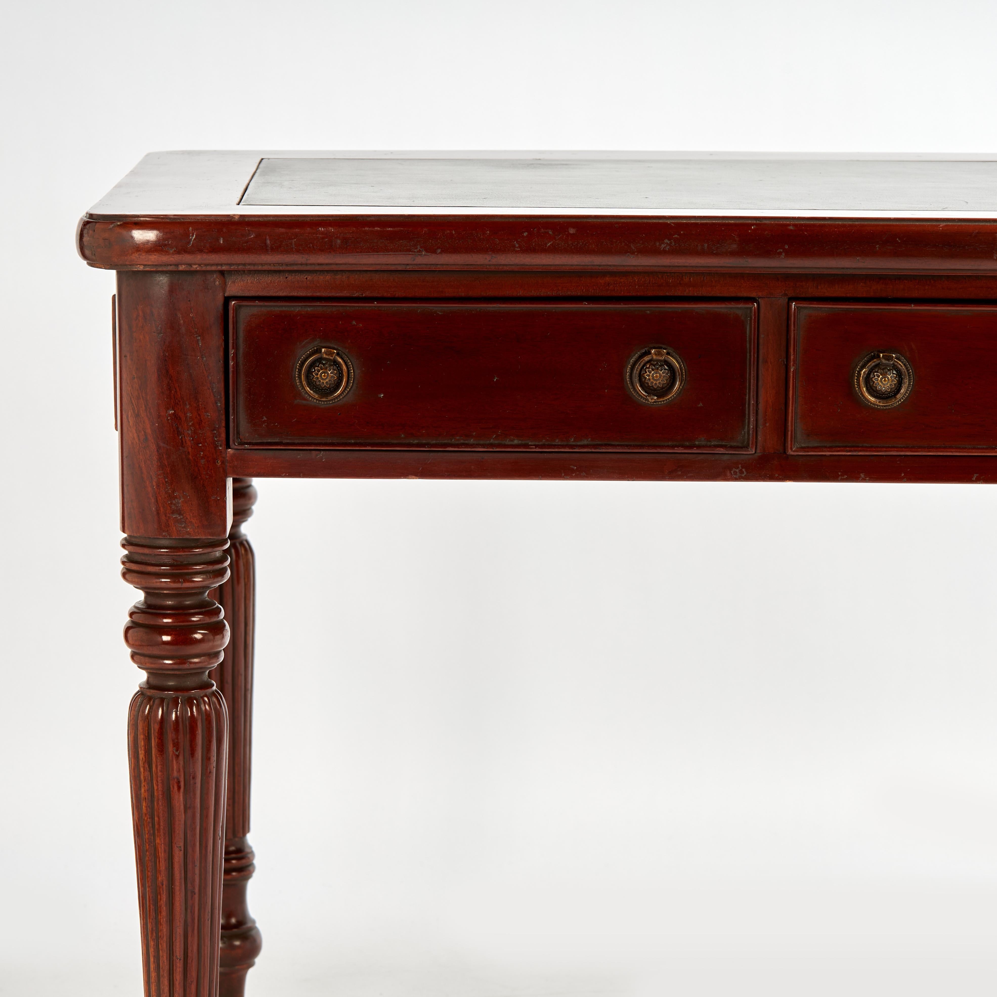 Victorien Bureau ou table de bibliothèque anglais ancien avec dessus en cuir en vente